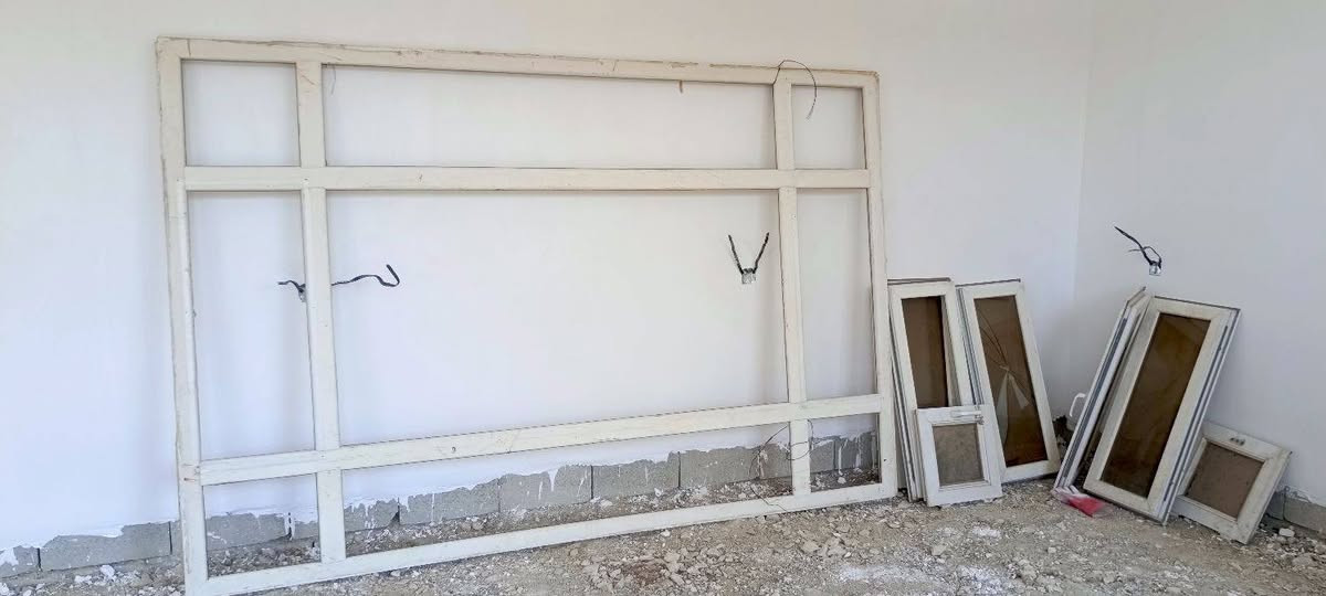 سێ دەرگاوسێ پەنجەرەبۆفرۆشتن لەسلێمانی سعری هەمویان200هەزار *********** السليمانية, العراق
