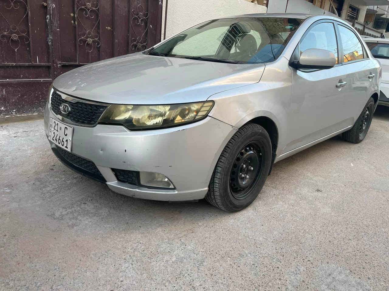 السلام عليكم للبيع كيا سيراتو موديل 2012 رقم سليمانيه بسمي جديد حته الهزه جديده كفاله عامه عدى الدعاميه الخلفيه نصها صبغ اثر طخه خفيفه وبيها بارد بالجامغ الامامي بعده على وضعه السياره بيها منظومة غاز ومسويلها ادامه تخم تاير جديد كلشي مناقصها كير مكينه كفاله السعر 97$ وبيها مجال للطيبين مكان السياره بغداد الصليخ ***********

