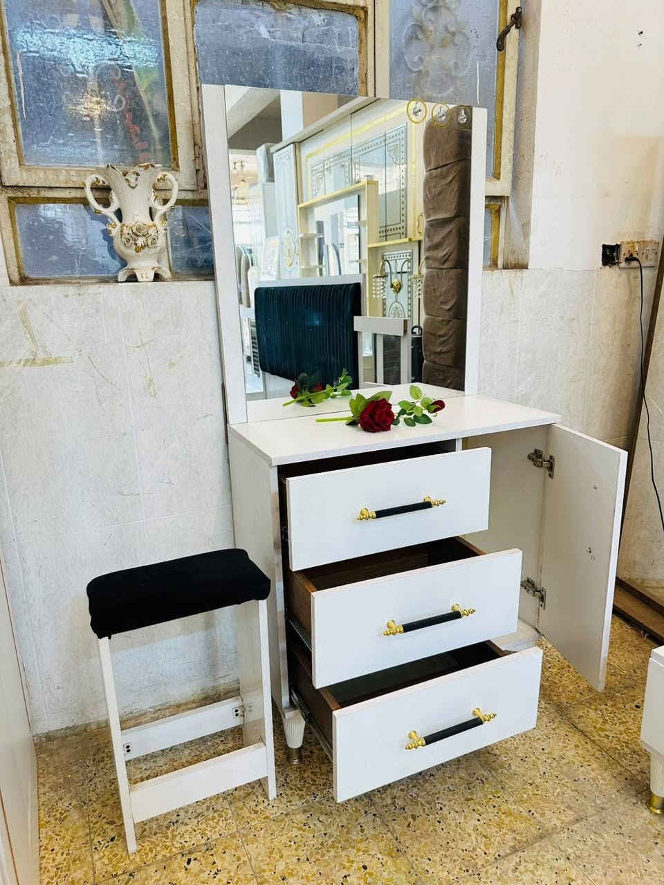 بمناسبه قدوم فرحه الزهره واكيد عرسانه يستاهلون غرفه مرتبه ونازكه وسعرها مناسب ❤
وفرتلكم 
غرفه تركي بهالجمال والنضافه فول ٩٠٪💯
 تتكون من7 قطع بيها كنتور اضافي 
بسعر ٧٠٠ الف وبس ✅😍
شامل التوصيل والشد داخل بغداد مجاناً
تواصل خاص أو واتساب ***********
