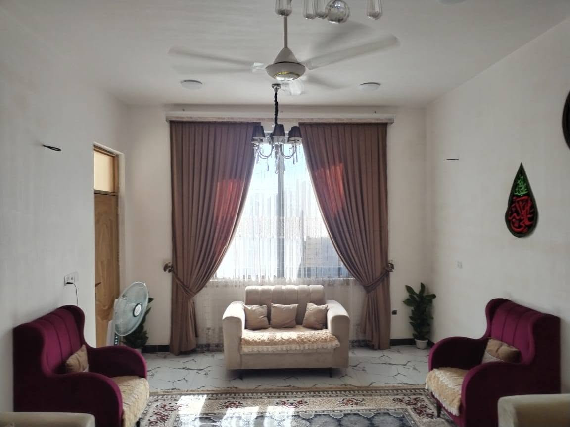 (بسمهِ تعالى)
بيت للبيع في منطقة الخاجيه (عميشه)
المساحه 200م
يتكون من طابق ونصف 
الطابق الاول (غرفتين + هول + مطبخ + استقبال + مجمع صحيات)
والطابق الثاني (هول + مجمع صحيات فقط)
ملاحظه (الدار مطلوب أسكان)
للأستفسار ; ***********
***********
