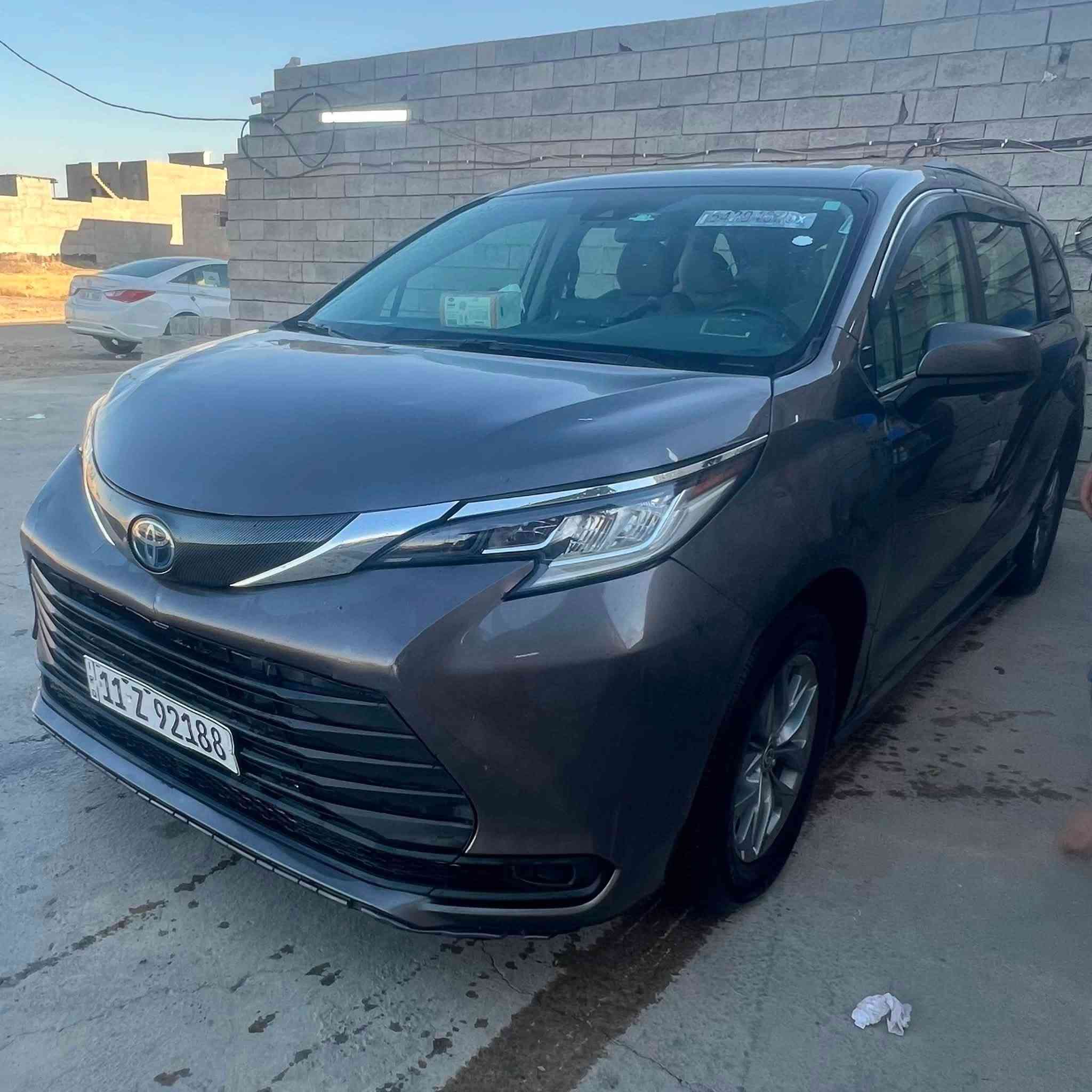 للبيع: تويوتا سينا هايبرد 2023 (Toyota Sienna Hybrid)
 * الفئة: LE (7 راكب)
 * المسافة المقطوعة: 58 ألف ميل
 * الاستخدام: شخصي فقط (لم تعمل على الخط إطلاقاً)
حالة البدن والحوادث:
 * الأضرار والصلح: تبديل جاملغ خلفي + تبديل جنطة + صبغ باب سلايد يمين.
 * السلامة والهيكل: بدون أيرباك، بدون ضرر بالشواصي، وبدون ضرر باللغود.
ملاحظات ونواقص بسيطة:
 * تحتاج بطانة جنطة 
*وعطسة.
وبوابه الشتر 
 * أضوية السيارة البلادية الأصلية موجودة بيها فطر بسيط بالجامة، وشديت بمكاهن تجاري طلع عندي بيهن مشكله  تكدر اتحول  الحشوة الأصلية على الأضوية التجارية).
 * السعر المطلوب: 210 ورقة (21,000$) 
بيها  مجال بسيط 
مكان السيارة بغداد الدوره

 * للتواصل والاستفسار: ***********
