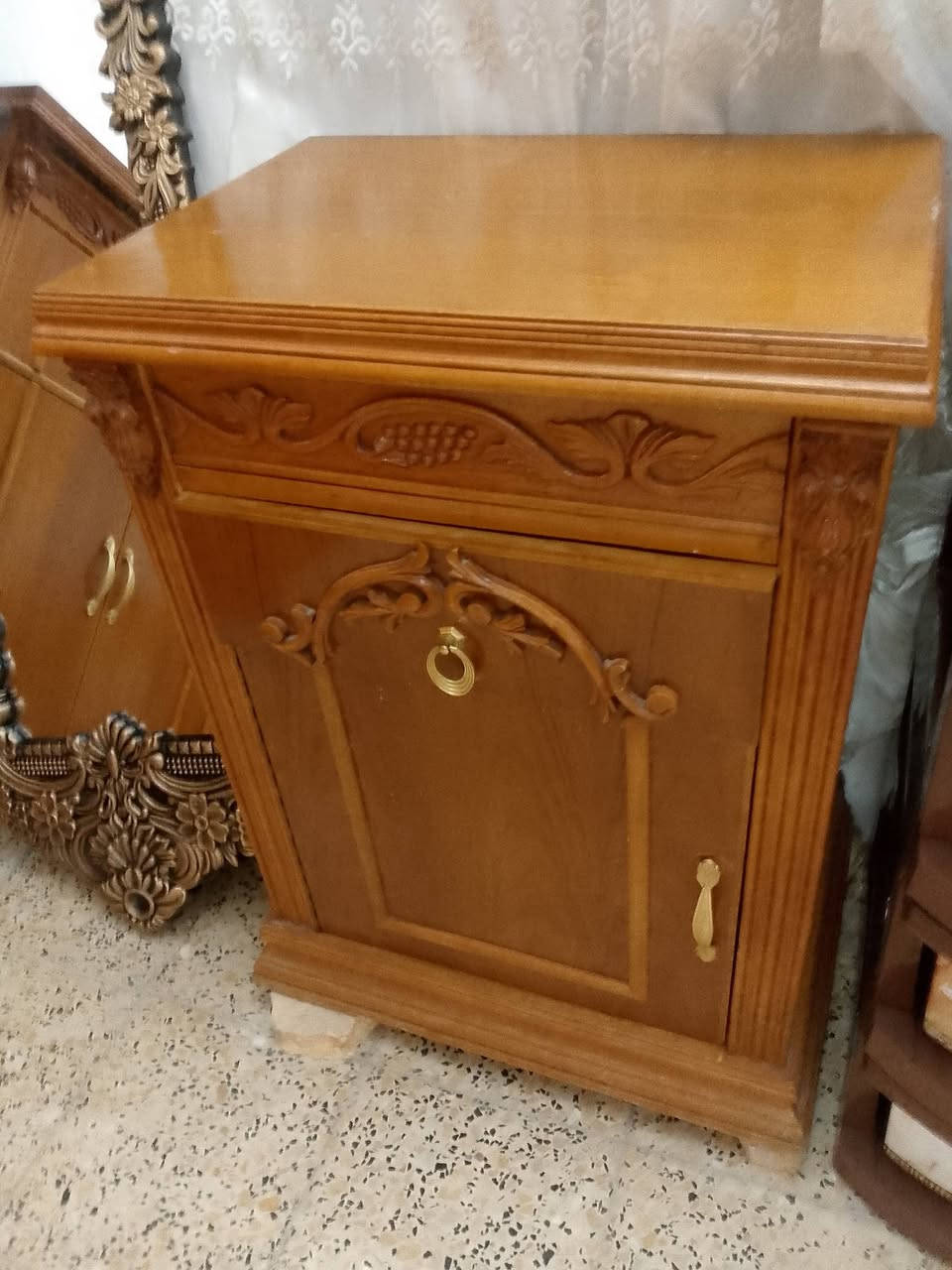 غرفه خشاب عراقي نظيفة وجديده مستعمله قليل جدآ للبيع ..  تواصل ع رقم ***********
