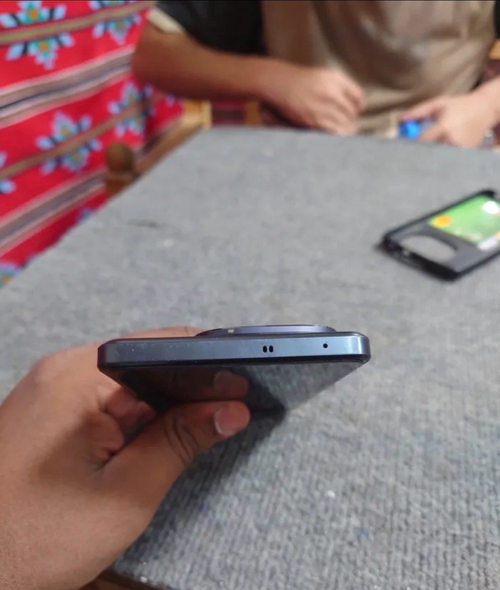 iqoo z10 turbo pro
تگدر تكتبلي شكد سعة الرام والتخزين بالجهاز؟ (مثلاً 12/256 لو 16/512): 
256/12
هل الجهاز بيه أي ملاحظة غير الظاهر بالصور: خدوش، ضربة، تبديل شاشة، صيانة، أو فتح سابق؟: 
نضيف 
شنو وضع البطارية؟ وهل الجهاز شغال طبيعي 100% بدون مشاكل حرارة أو بطء أو فصل؟: 
شغال طبيعي 
المكان وين بالضبط وإمكانية التسليم شلون؟ (يد بيد/شحن): 
بغداد باب المعضم
ويا الجهاز أكو ملحقات مثل الشاحن، الكارتون، الكيبل أو كفر؟: 
كفر فقط