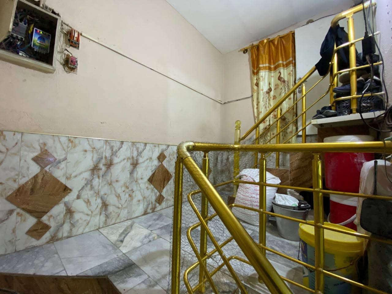 ياالله
سلام عليكم 
البيت البيع طابو صرف
مساحه ((200)) متر بناء عكاده
طابق ونص 
يحتوي على استقبال وصاله عدد ٢
مطبخ غرفتين نوم صحيات داخليه 
صحيات خارجية
طابق ثاني غرفتين نوم وصاله كبيره 
وصحسات كامله الماجديه سيد عاشور 
استفسار اتصل برقم 
((***********)) ((***********)) اخوكم إبو عراق....
