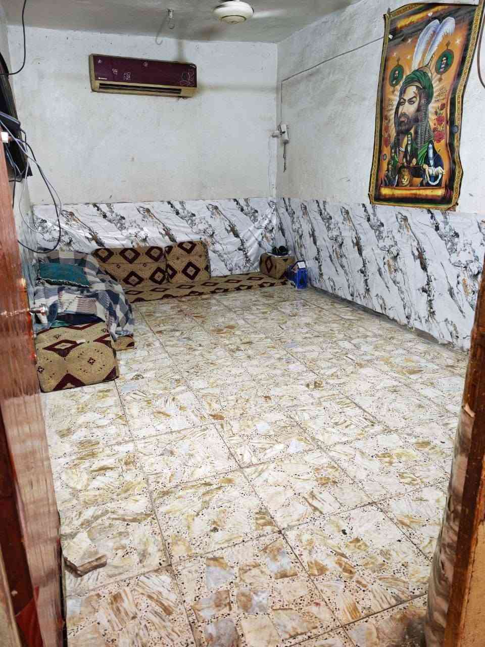 السلام عليكم
بيت شرعي للبيع مساحة 100 م  طوله 20 وعرض 5 يحتوي على حوش واستقبل وغرفة وصالة وممر ومكشوفه 2 وتخاريج ومطبخ 
البيت نظيف واجهية شارع سعره 40 وبي مجال للشراي المكان نجف شارع المدينه جديده الثالثة قريب على مدرسه الفرقان للبنات الابتدائية للاستفسار اكثر اتصل على (***********)
