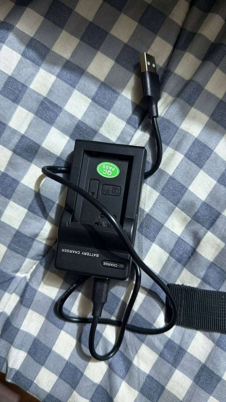 السلام عليكم كامرا سوني a6400 فول فريم نضافة ١٠٠ للبيع للتواصل ***********

