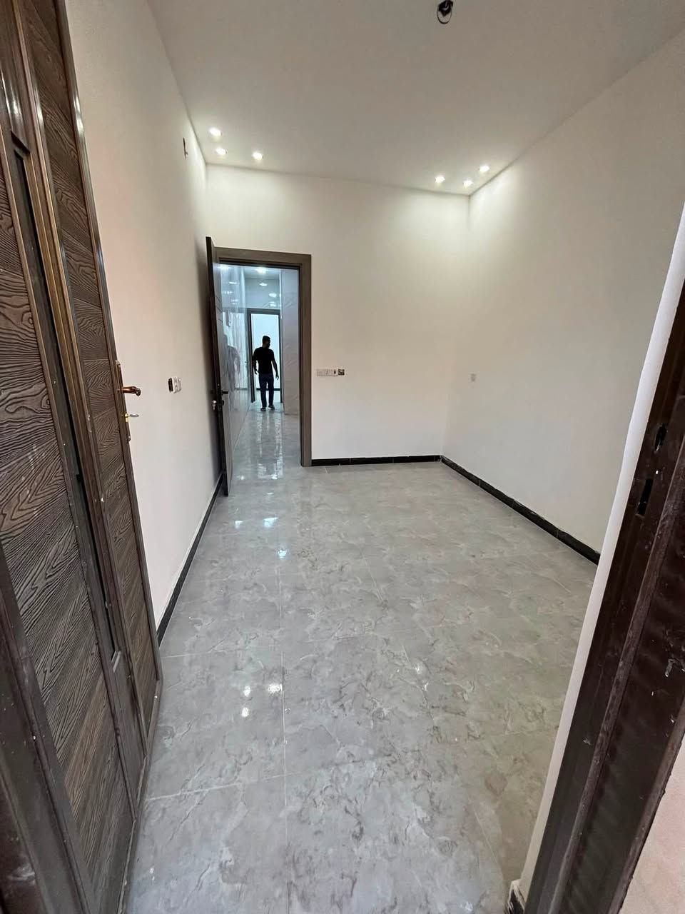 البديع للإستثمارات العقاريه 
 دار للبيع   المساحه 45 ملك صرف طابو   
يحتوي على صاله ومطبخ وخدمات وغرفت نوم   🏗️  الطابق الثاني غرفتين نوم     وخدمات في الطابق الثاني  🏗️ 🏗️    
عنوان الدار حي القاهره  الدلفيه عرض شارع 15    المكتب حي القاهره المعلمين  قرب بيتزه بيروت  واسواق حيدر مكتب البديع 
للاستفسار 
📞***********
