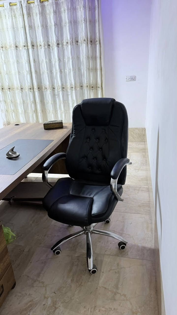 سيت مكتب للبيع مستعمل شي قليل نظافتو 90 % استعمال مدى 4 اشهر فقط( ميز + بوفية + جرارات + طبلة + كرسي دوار ) ميز طوله 220 سم الاغراض خدش ما مخدوشة للتواصل الاتصال على الارقام التالية *********** أو ***********
ملاحظة غير متواجد على الفيس
