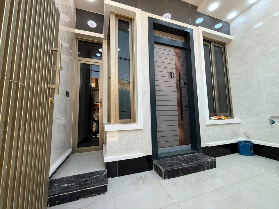 🏠دار حديث للبيع 
في حي التجار / مقابل جامعة الامام الكاظم
📎قرب شارع التجار العام

📎بناء حديث فول درجى اولى 
🔸المساحة:90م. 
 🔸واجهة:4.5م نزال:20م

يحتوي على 

🔸الطابق الارضي :طرمة

 🔸استقبال منفصل 
 🔸 + مطبخ حار بارد مفتوح على الصالة
🔸 منـور 
🔸+ حمام كبير + غرفة نوم كبيرة

🔸الطابق الاول 

🔸غرفتين نوم كبيره + حمام

للاستفسار الاتصال بالرقم التالي 
*********** 
او مراجعة مكتب الدار للوساطة العقارية 
الكائن في حي البنوك بداية شارع الكنيسة من جهة الجسر
