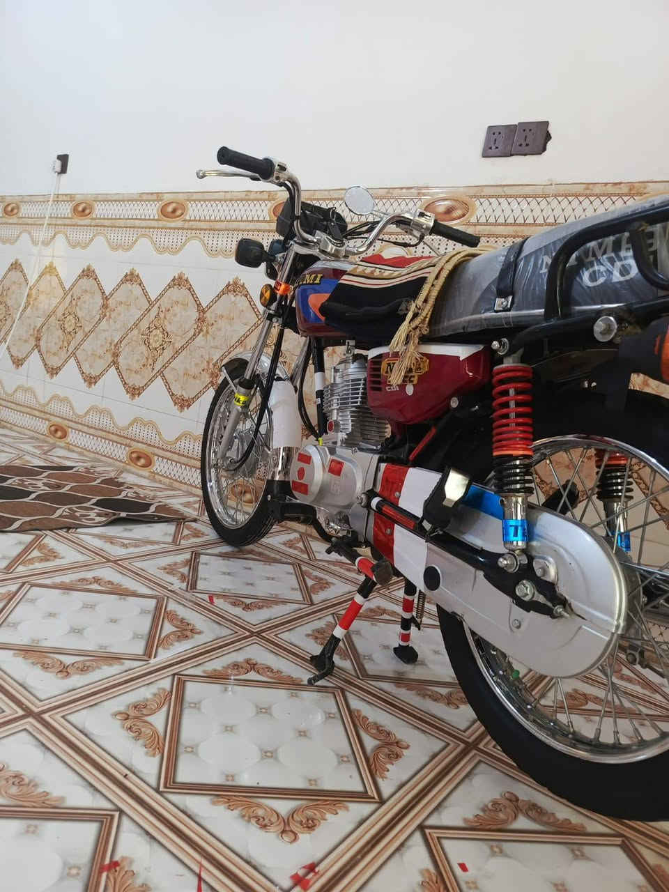 سلام عليكم دراجه نامه شبه اصلي للبيع اوراق سكنر خمسه كاملات كفاله عامه برغي ما مفتوح بيه مال جناي دراجه انضف من صور صارله اقل شهر من طالعه ثاني تبديله دهن سعر 825 وبيه مجال لشراي مكاني شطره هاذه رقم الهاتف ***********
