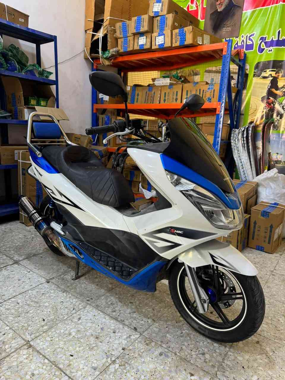 السلام عليكم pcx جيل الثاني ياباني مال رمبه قبل شهر نازله دراجه حلوه مزوده ماشيه 6 الف السعر 26$ وبيه مجال العنوان حي اور ام الكبر والغزلان ***********
