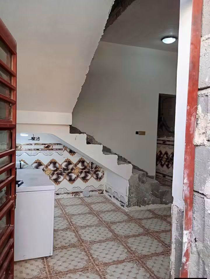 مشتمل للبيع مساحه ١٠٠م الجغيفي الثانيه نهاية سياج الخلفي للمقبره الاسلاميه يبعد عن سياج المقبره ١٠٠متر تقريبا طابو زراعي شارع ١٥ متر يحتوي المشتمل على غرفه ومطبخ وحمام وصاله واستقبال بي شويه نقوصات والاستقبال مو كامل السعر ٣٨ مليون قفله  للاستفسار ***********/***********
