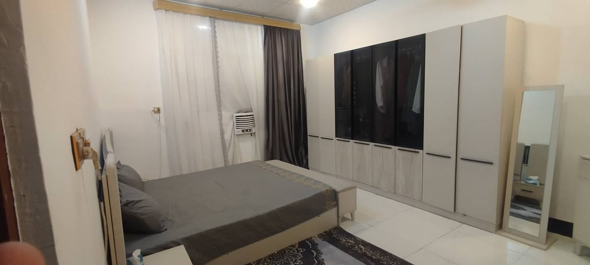 بيت للبيع
في حي الدواغنه بالوجه صاد ع البزل مساحه 250 متر 
غرفتين وهول ومطبخ ومضيف وكلدور وحمام داخلي والحديقه جبيره معروض ب 58 وبيه مجال شي بسيط 
ويرهم مراوس بمشتمل حسب الاتفاق  اي استفسار الاتصال على ***********
