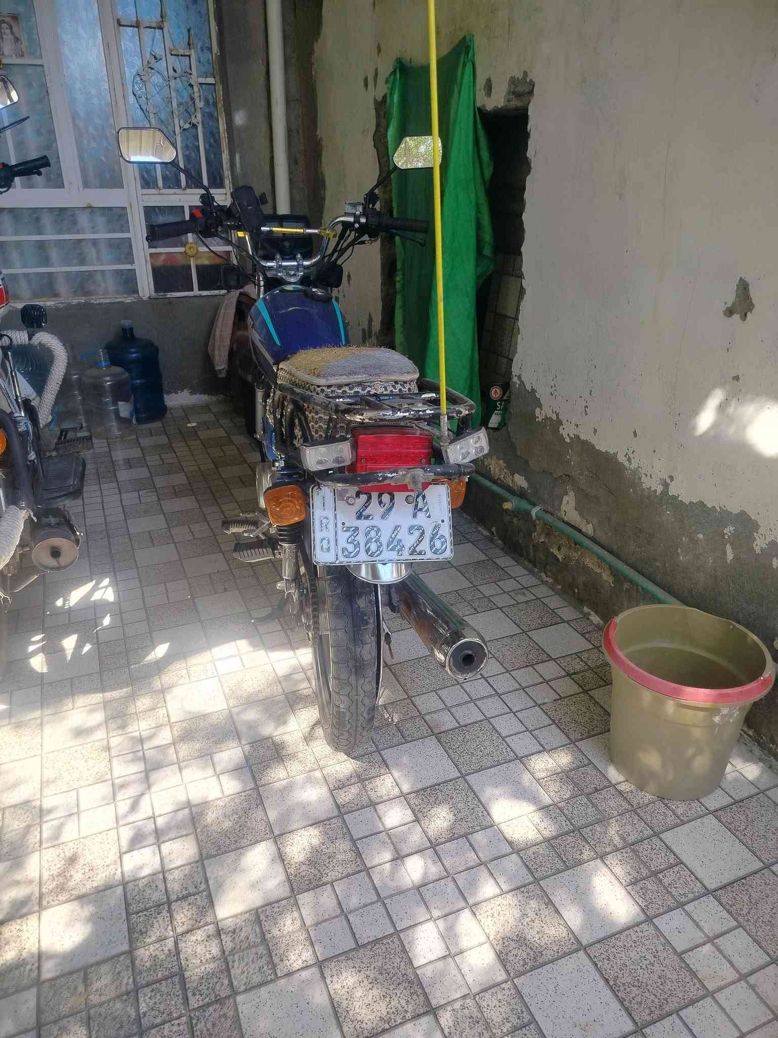 سلام عليكم اخوان دراجه 4كير نامه امتياز مكينه و كهربائيات شلامجه مكينه بيها اقوى ولفات ب العراق مديل 22 رقم و سنويه واسط و تحويل ثاني يوم نقوصات تاير و جوب خلفي + ويل امامي معووج + صالنصه كاتم بيها +الاشارات الخلفيه طافيات +فيلس  ذني الشغلات البسيطه و مكينه مديل 2025 يعني بعدها جديده الاريل مو وياها افتحه و انطيك الدراجه سرعه و معدل و رزانه طبيت ب طسه ب ال 120.  نعوج الويل الامامي و تكطعن 5 من السيام مالته و بنجر التاير الخلفي و خلع من مكانه بس ما نكلبت يعني بس ذني الاضرار باقي الدراجه صاغ سليم السعر1.300.000 مليون و ثلاث مئه الف و مابيها اي مجال للاستفسار *********** واتساب اذا ما رديت على الاتصال
