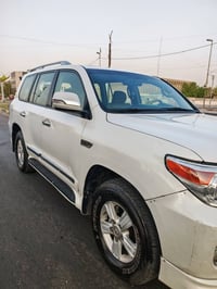 لاندكروز موديل 2010 بيها نص قبق الصندوك صبغ فقط وباقي الملاحضات ذاكرها...