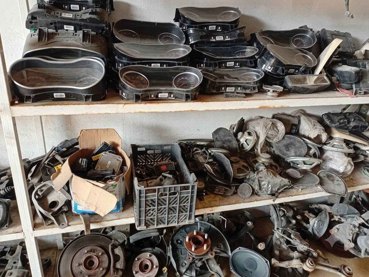 كاميرا جارجر أوباما بدون ملحقات 40 الف 
مرايا جانبية جارجر أوباما جهة سائق 35  الف 
بورد تبريد عادي جارجر أوباما 25  الف 
سبورت 35 الف 
تراك باك سبورت 75 الف
إطار شاشة جارجر 35 الف 
مرايا وسطيه فول مواصفات 25  الف
شفتات ستيرن جارجر أوباما 65 الف 
لويات جارجر أوباما جالنجر زوج 30 الف 
فيش لايت جارجر أوباما تفصيخ زوج 25 الف 
تحكم جام باب الصدر 20 الف 
تحكم جام باب خلفي 10 آلاف 
أضواء رقم زوج 25 تك 15 الف
حساس صالنصة اوكسجين 25 الف 
زوج سماعات الباين اصلي تفصيخ 25 الف
جامة اب باب 20 الف تفصيخ اصلي 
زراكات زوج 20 الف 
جكات بنيد زوج 20 الف 
ماطور بوابات تبريد داخل دشبول 20 الف 
ماطور ماسحات مع الاذرع 40 الف 
دبة زراكات فارغة 20 الف 

عندي اهواي أغراض علق أو راسلني واتساب وابشر 
*********** بغداد, العراق
