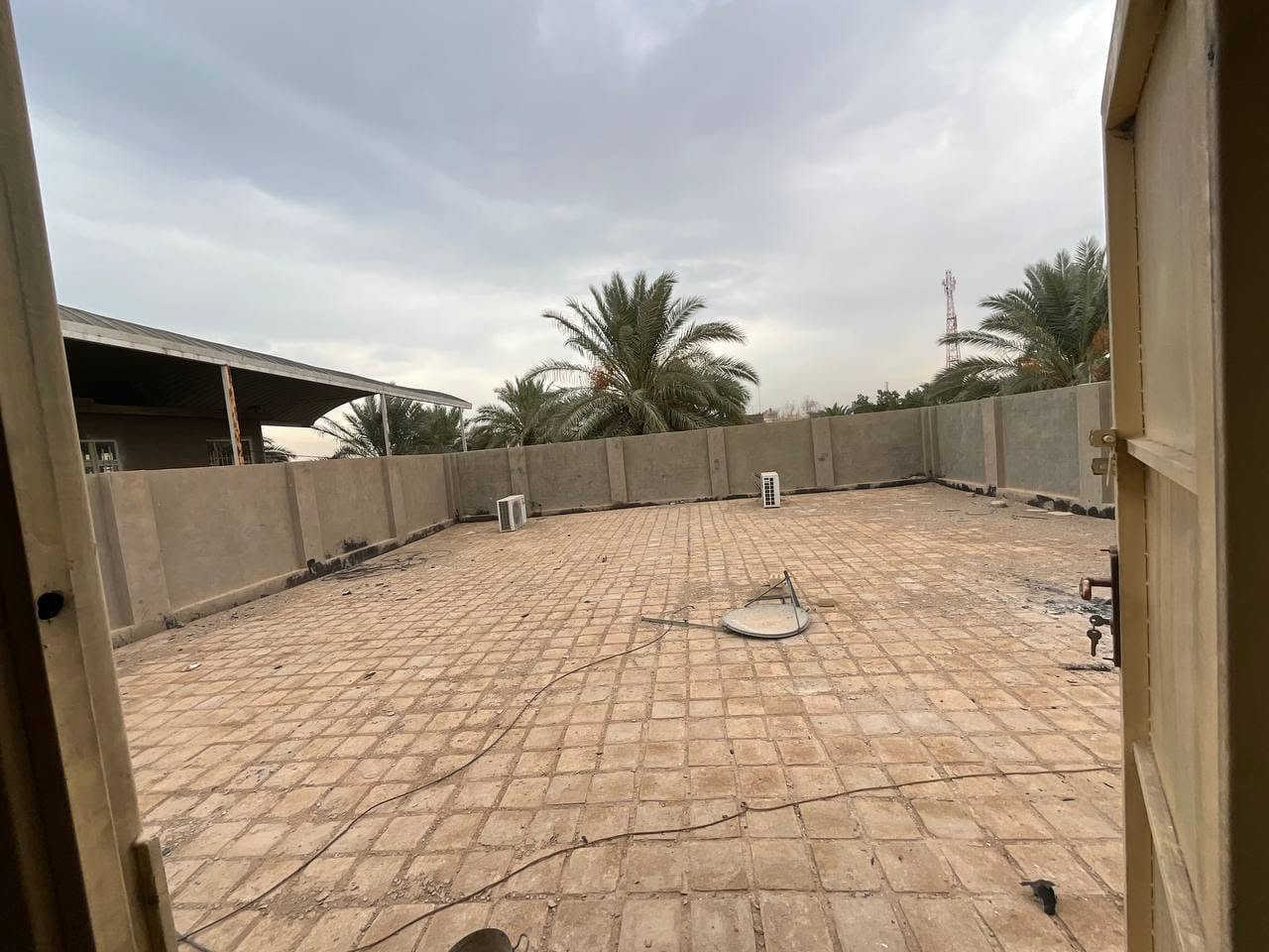 بيت زراعي تجاري • ٣ محلات • ٤٠٠م