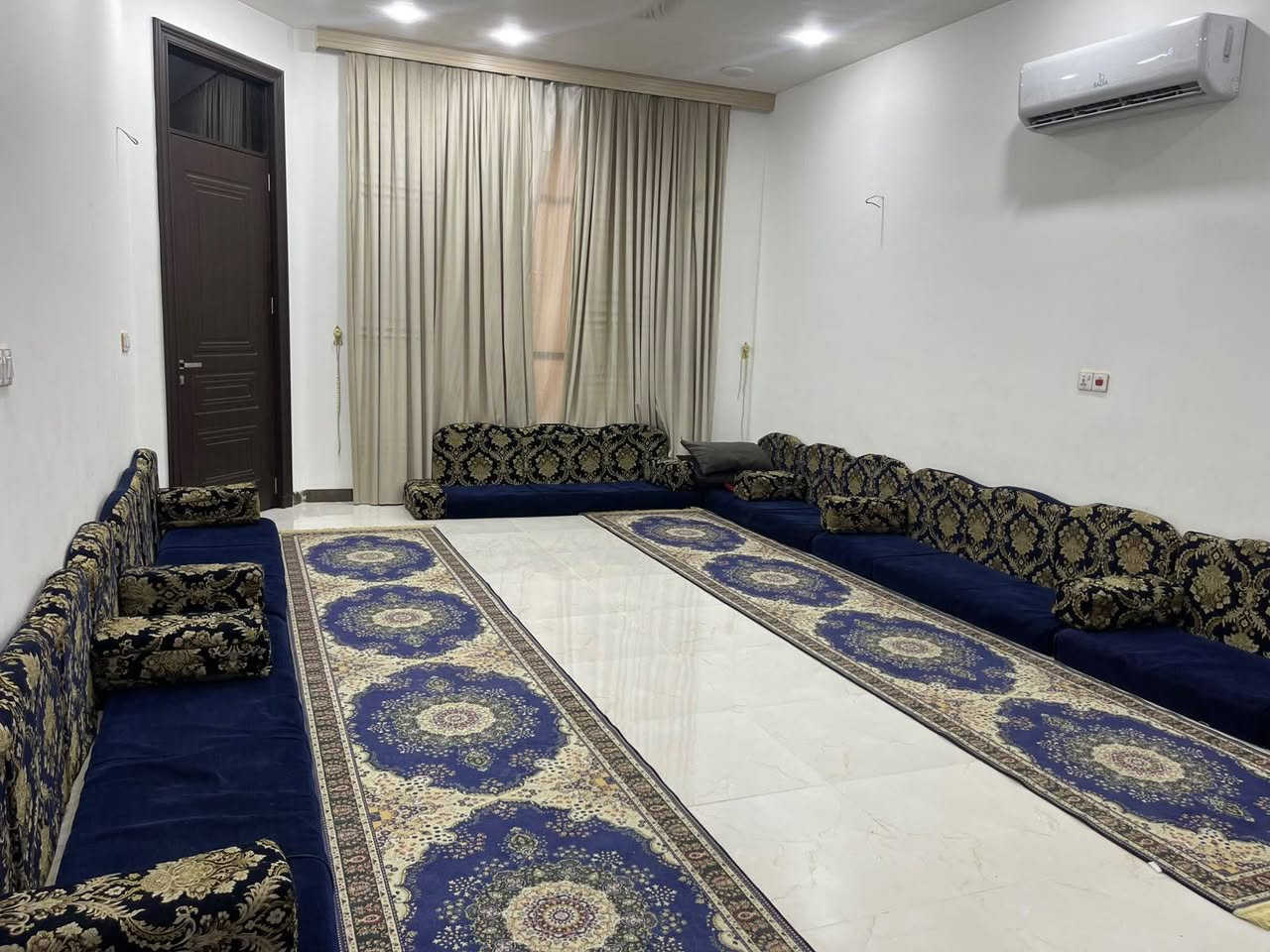السلام عليكم اخواني الاعزاء عندي تخم قنفات سبع مقاعد يعتبر خمسه وعندي ديوان سبع مقاعد مستخدم اللي مهتم يتصل على رقمي اهلا وسهلا اسعار رخيصه مناسبه 

للتواصل الاتصال 
***********
