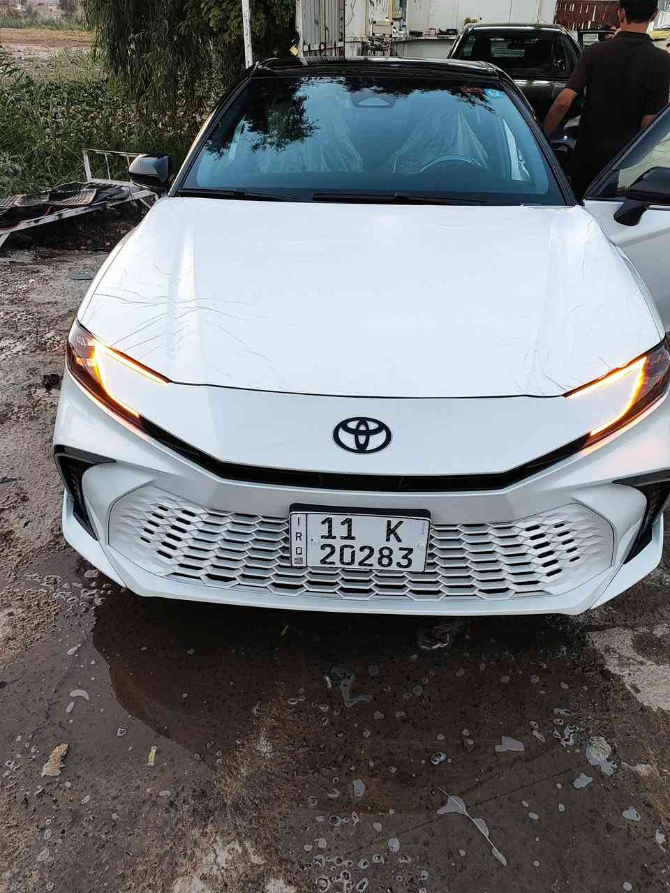 تويوتا كامري XSE هايبرد 2025 للبيع
‏
‏وارد أمريكي
‏اللون أبيض صدفي مع سقف أسود
‏رقم بغداد بسمي شرط التحويل
‏المسافة المقطوعة 17 ألف ميل
‏
‏ملاحظات السيارة
‏
‏• حادث سطحي شطح
‏• تبديل الباب والجامرلخ جه السائق فقط حسب موضع الحادث
‏• بدون فتح الشاصي
‏• بدون أضرار داخلية
‏• شرط الفحص
‏
‏المواصفات
‏
‏• محرك 2.5 لتر هايبرد
‏• فئة XSE فل مواصفات
‏• داخلية جلد رمادي
‏• تشغيل ودخول ذكي بالبصمة
‏• بصمة للأبواب والصندوق
‏• فتحة سقف بانورامية
‏• فتح الصندوق كهربائياً
‏• رادارات أمامية وجانبية وخلفية
‏• نظام منع التصادم الأمامي والجانبي والخلفي
‏• تحذير عند فتح الأبواب
‏• تحذير النقطة العمياء
‏• تحديد المسار والقيادة الذاتية
‏• مثبت سرعة ذكي
‏• مقود متعدد الوظائف مع تدفئه
‏• شاشة عدادات رقمية بعدة أوضاع
‏• 4 أوضاع قيادة: عادي، اقتصادي، سبورت، ذكي
‏• شاشة وسطية كبيرة تدعم Apple CarPlay وAndroid Auto لاسلكياً
‏• نظام ملاحة GPS
‏• شحن لاسلكي
‏• فرامل إلكترونية مع Auto Hold
‏• جنوط رياضية قياس 19 إنش مع إطارات جديدة
‏• نظام صوت Bose
‏• إضاءة LED
‏• إضاءة داخلية محيطية متعددة الألوان
‏• تدفئة للمقاعد
‏• نظام مانع الانزلاق
‏
‏السيارة جاهزة للفحص.   معروضه 240وبيه مجال الشراي مكانه ديالي بعقوبه ***********

