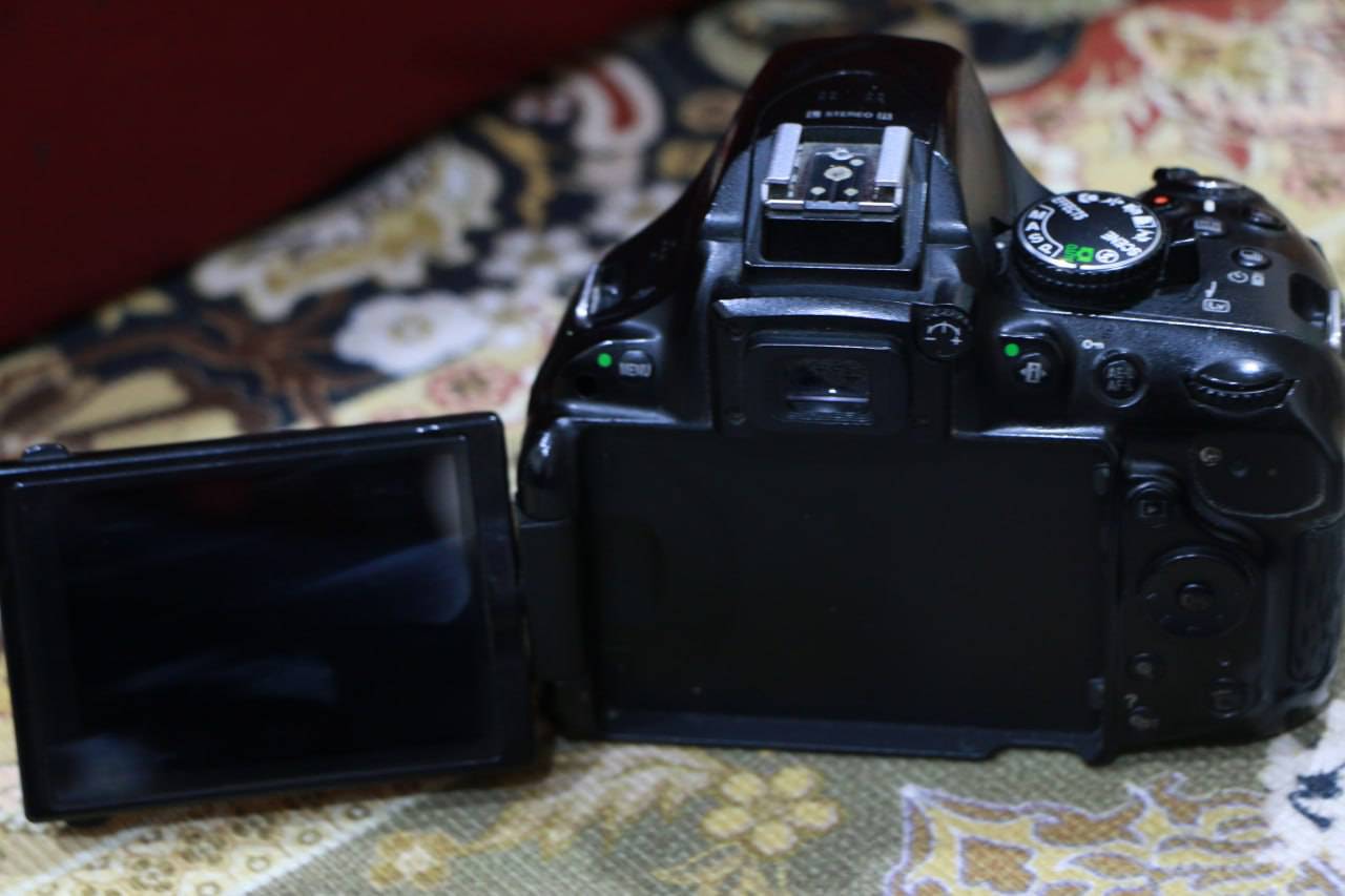Nikon D5200 • عدسة 18-55 VR • مراية ما تصعد