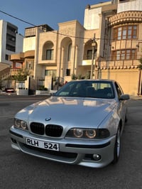 بي ام دبليو ٥٢٨ • ٢٠٠٠ • جلد وفتحة سقف