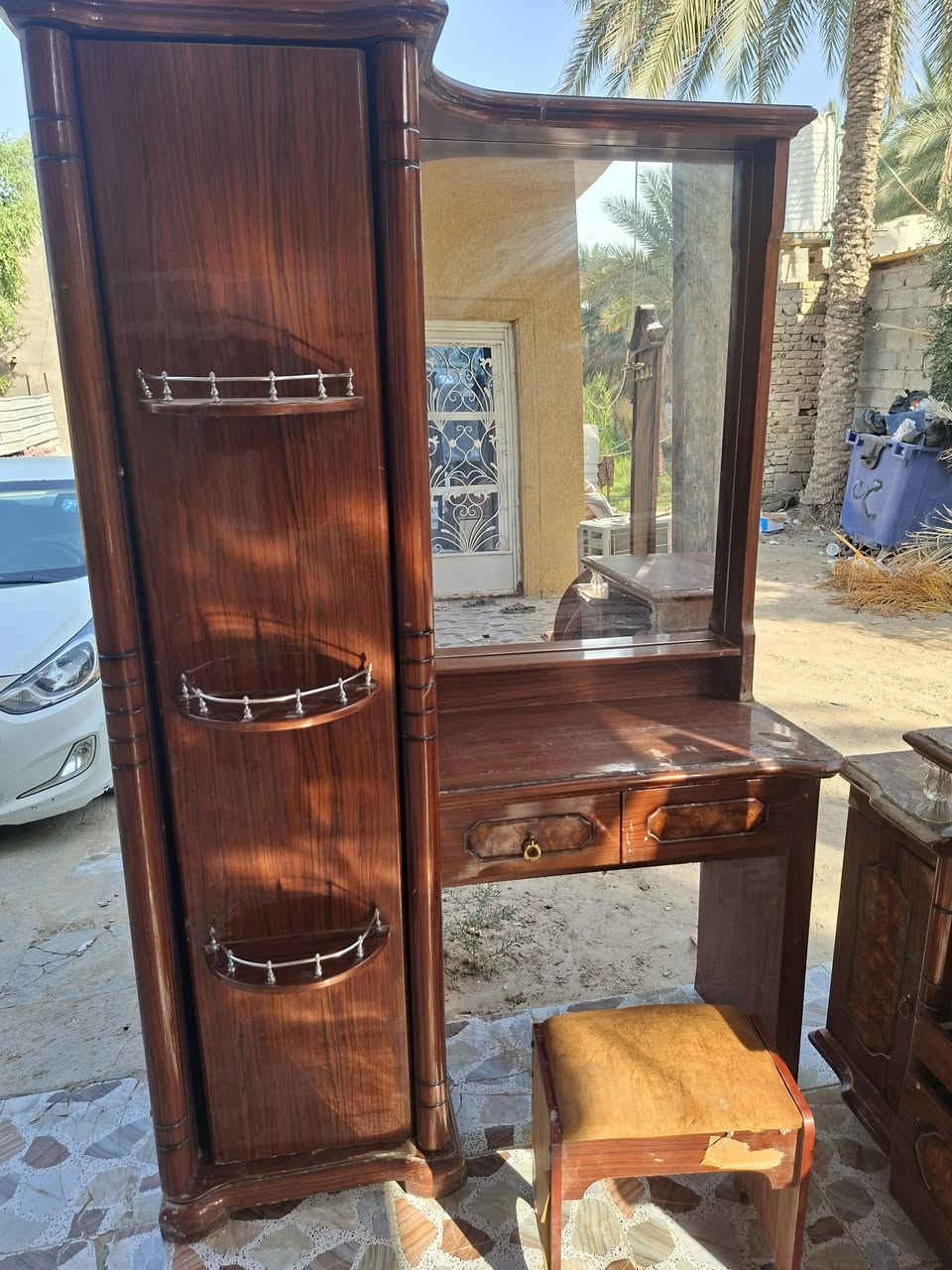 عندي غراض للبيع ثلاجه شغاله نضيفه وميز امرايه وميز ابلازمه وزاوبه مكاني الحسينيه 0783
