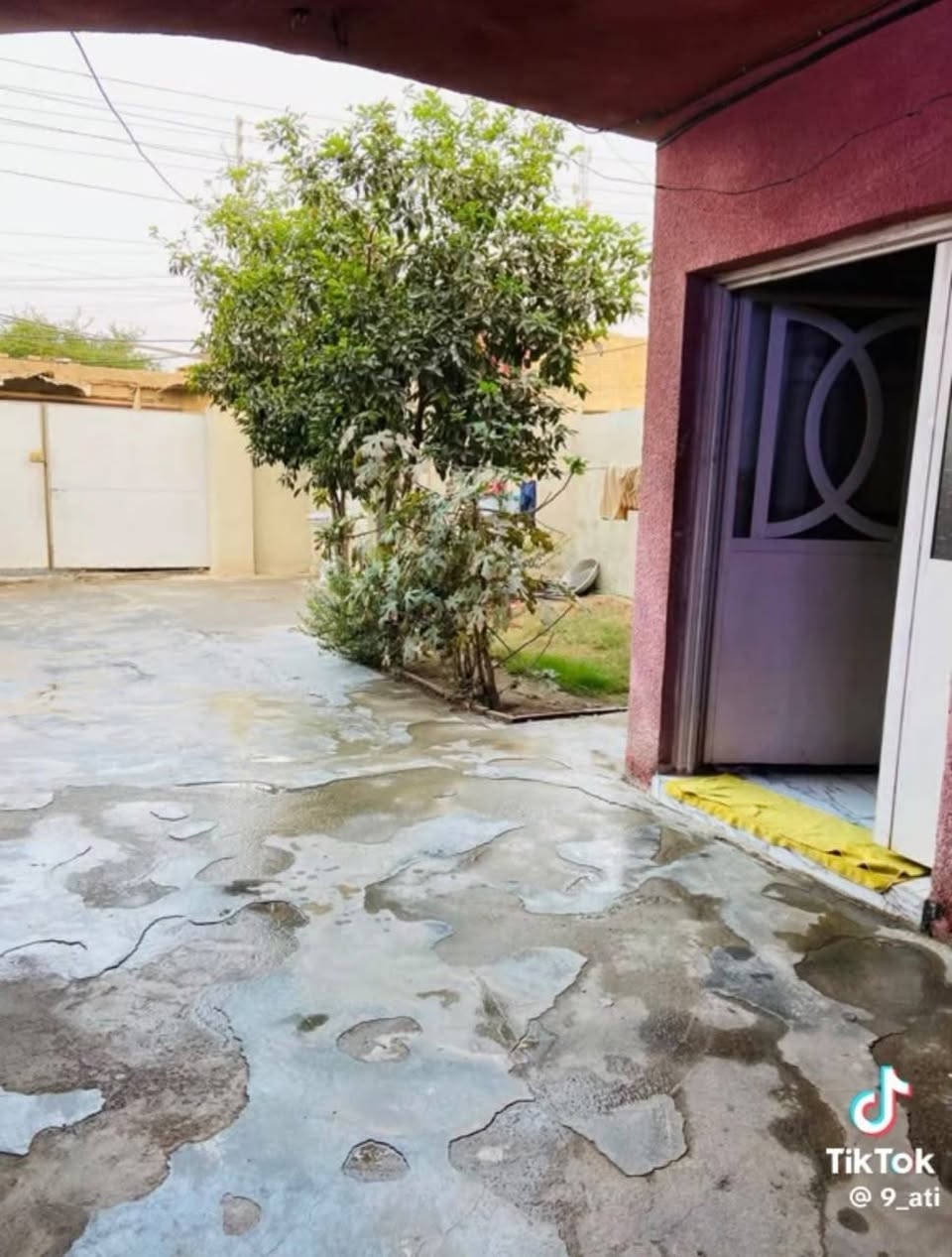 سلام عليكم للبيع بيت المساحه 150 متر طابو زراعي سند   25 طابق ونص  العنوان جامع طاه قرب سواق ابو سمير السعر 67 وبي مجال ***********
