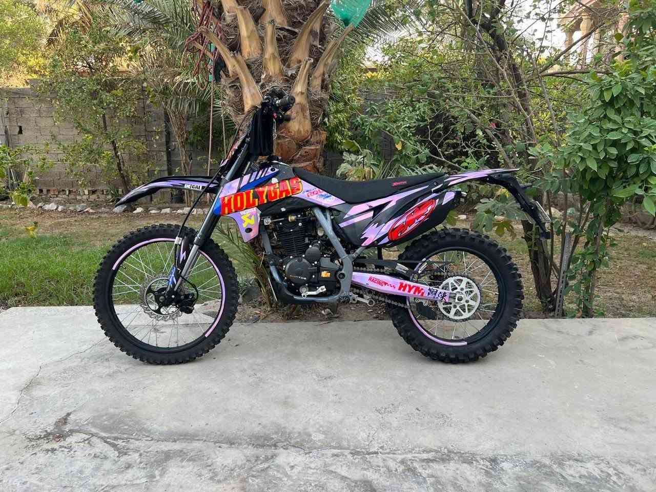 ه دراجه قفاز نوعيه xmotos محرك 250cc صالنصه كاربون فايبر مرقم أربيل رقم مميز دراجه مصارله هواي من نازله بحاله الوكاله للبيع بمليوني و100 وبيه مجال مكاني الدوره مهديه ثاني رقمي ***********
