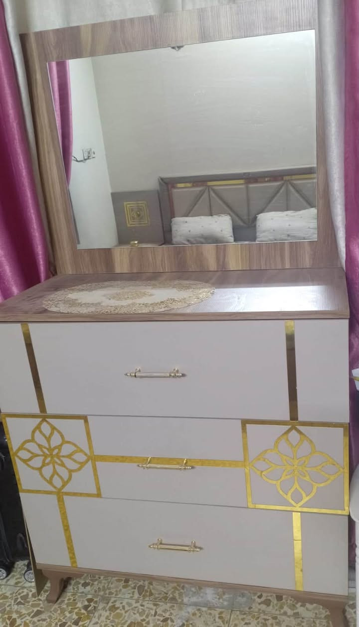 السلام عليكم غرفه تركيه نظيفه جدا طابق ٣ محد واصللها عنوان بغداد السعر ٤٢٥ قفلها واتساب ***********
