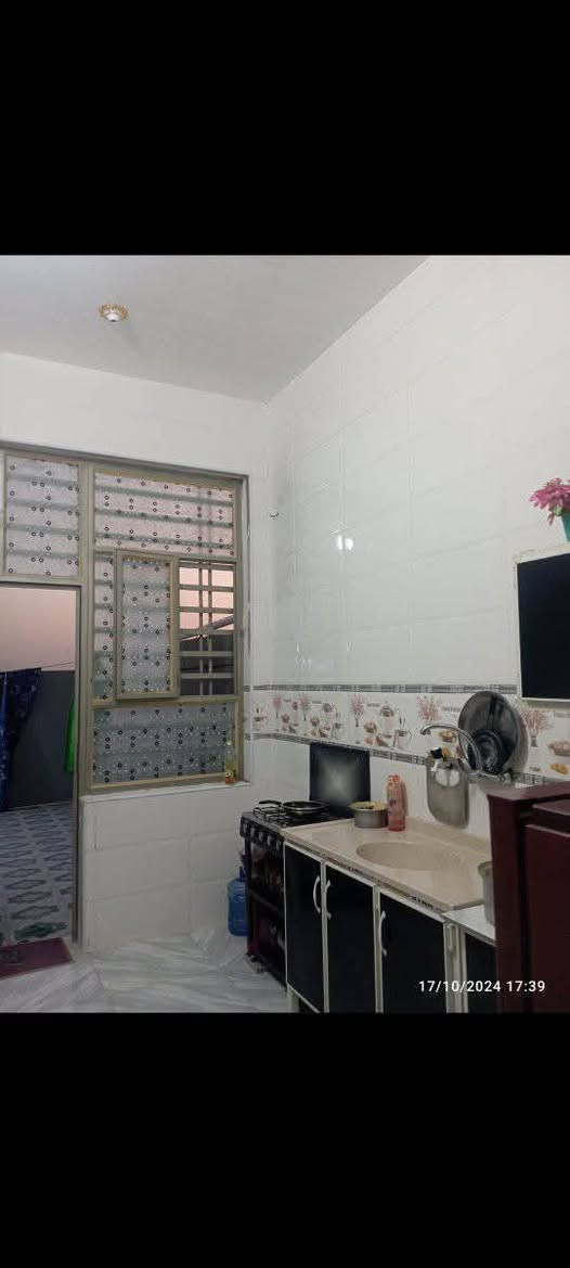 مشتمل للبيع ابي غرق حي المعلمين مقاطعه 119مساحه 135  طابق واحد بناء حديث شغل درجه اولى البيت كامل مابي اي نقص غرفه نوم واحدة هول استقبال مطبخ صحيات داخليه و خارجيه وكراج للاستفسار الاتصال فقط***********
