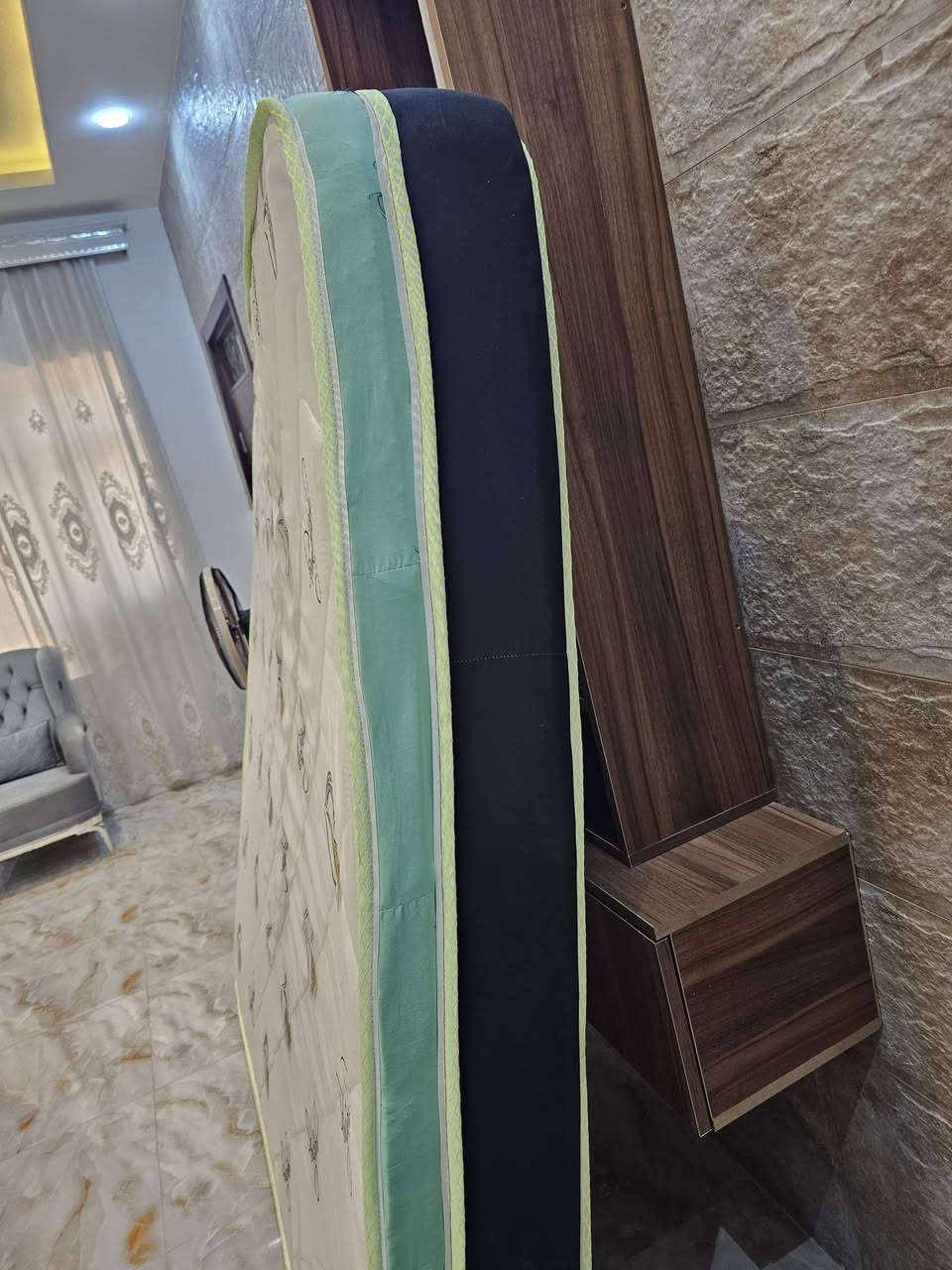 مطرح سفنج عراقي نظافة 90%
القياس 180×200 
السمك 20سم 
السعر 100 وبي مجال
***********
