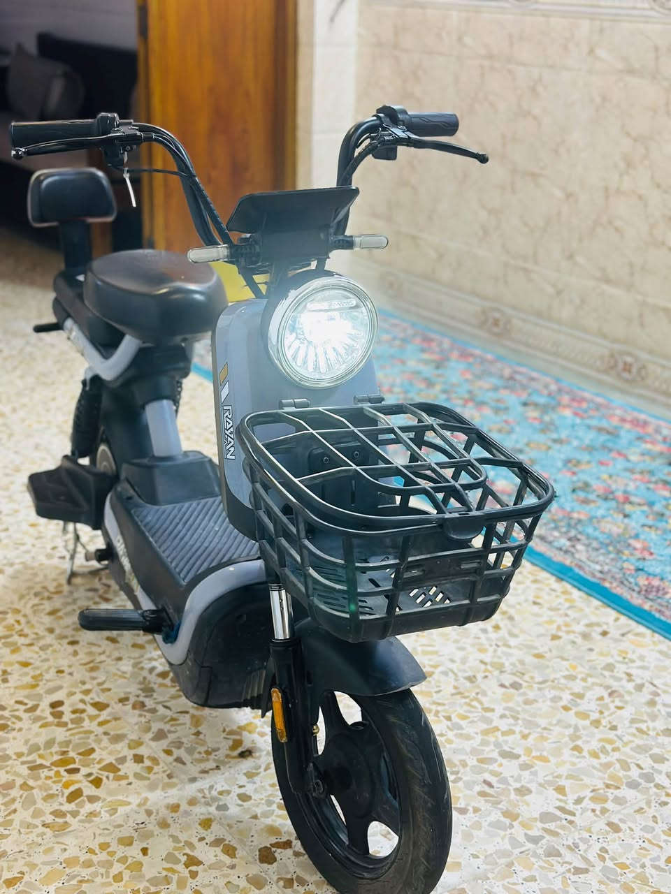 للبيع: دراجة كهربائية (سكوتر) بحالة ممتازة جداً ونظيفة كالجديدة! ⚡🛵
إذا كنت تبحث عن وسيلة تنقل عملية، مريحة، واقتصادية داخل الحومة أو المشاوير اليومية السريعة، هذه الدراجة هي الخيار المثالي لك.
 الحالة: نظيفة جداً وخالية من أي عيوب، جاهزة للاستخدام الفوري.
 المميزات:
 شاشة رقمية واضحة لعرض السرعة ومستوى البطارية.
 إضاءة أمامية قوية لسلامة القيادة الليلية.
 سلة أمامية عملية لوضع الأغراض والحاجيات.
 مقعد مريح مع مسند خلفي لتوفير راحة إضافية للراكب.
 تصميم عصري بلون رمادي جذاب مع نظام دفع كهربائي سلس واقتصادي.
المواصفات التقنية:
 نوع الدراجة: دراجة كهربائية (Electric Bike / Rayan)
 النظام الكهربائي: 4 بطاريات (48 فولت) لضمان أداء قوي ومدى مناسب للمشاوير.
 السرعة والشاشة: شاشة رقمية ديجيتال متقدمة (i-Bike) تعرض السرعة بوضوح.
 الفرامل والتعليق: نظام تعليق أمامي وخلفي لامتصاص الصدمات وتوفير قيادة مريحة على الطرقات.
(العنوان بغداد ) رقم ‭***********‬) 
السعر 250
