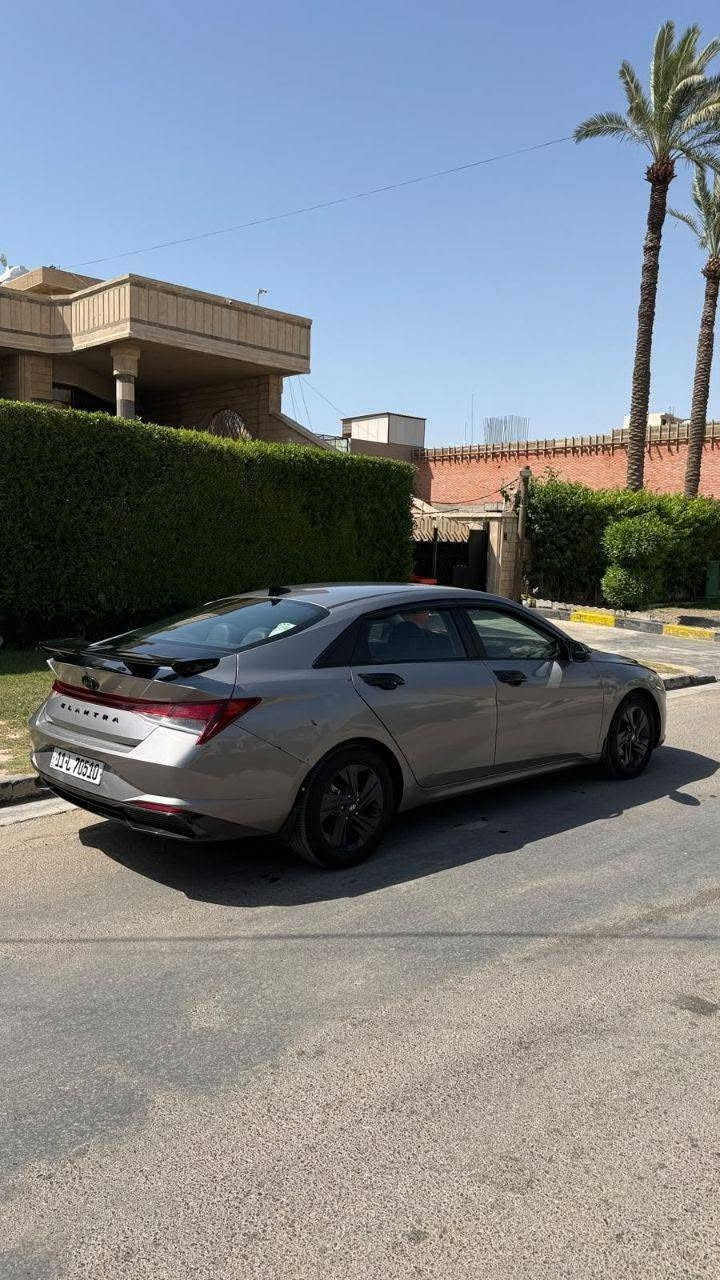 🚘 للبيع هيونداي إلنترا SEL 2023 وارد أمريكي
▪️ الموديل: Hyundai Elantra SEL 2023
▪️ المحرك: 2.0 لتر 4 سلندر ( 2000 دوش ) 
▪️ گير CVT أوتوماتيك
▪️ دفع أمامي
▪️ اقتصادية جداً بالوقود 

المواصفات:
✅ شاشة 8 إنج
Apple CarPlay و Android Auto ✅
✅ كاميرا خلفية
✅ تدفئة مقاعد 
✅ تشغيل بصمة (Push Start)
✅ دخول ذكي (Smart Key)
✅ مثبت سرعة
✅ تحذير النقطة العمياء
✅ تحذير الخروج عن المسار مع المحافظة على المسار
✅ تحذير حركة المرور الخلفية
✅ حساسات وأنظمة أمان متطورة
✅ مرايا كهربائية مع تسخين (Edmunds)
✅ ماشية 57 الف كيلو متر 
✅ دوشمة كشنات لون اسود جلد خياط راقي 
✅ اضائة led محيطية داخلية 
السيارة نظيفة جداً، استخدام شخصي، لا تحتاج أي مصروف، جاهزة للفحص بأي مكان . محافظ عليها حتى بانزين بس محسن افولها وهي محركها 2000 دوش يعني تشرب كلشي ، بس معتني بيها الى اقصى درجة . 

حادثها بسيط فقط چاملغ خلفي ايمن . موجود سونار كامل للسيارة ،شرط الفحص. 

السعر: ( 160ورقة وبيها مجال بسيط جداً )�للاستفسار: ( *********** )
