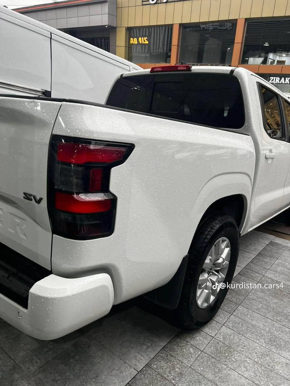 � للبيع – Nissan Frontier SV 2024

📌 رقم شاصی (VIN): 1N6ED1EJ8RN621274
📍 الموقع: دهوك

✨ مواصفات فئة SV:
• محرك 3.8 لتر V6 بقوة قوية واقتصادية
• قير أوتوماتيك 9 سرعات
• دفع خلفي (أو رباعي حسب التجهيز)
• شاشة 8 إنج مع Apple CarPlay و Android Auto
• كاميرا خلفية + حساسات
• تشغيل مفتاح ذكي (Keyless Entry)
• جنوط ألمنيوم
• مثبت سرعة
• نظام أمان Nissan Safety Shield

📊 الحالة:
• سيارة دخول جديد
• السيارة بس بنيد صبغ
• بدون دواخل

📌 معلومات إضافية:
• رقم كاتي دهوك
• تگدر تترقم إقليم كردستان

📞 للتواصل: ***********
وتسئاب موجود
