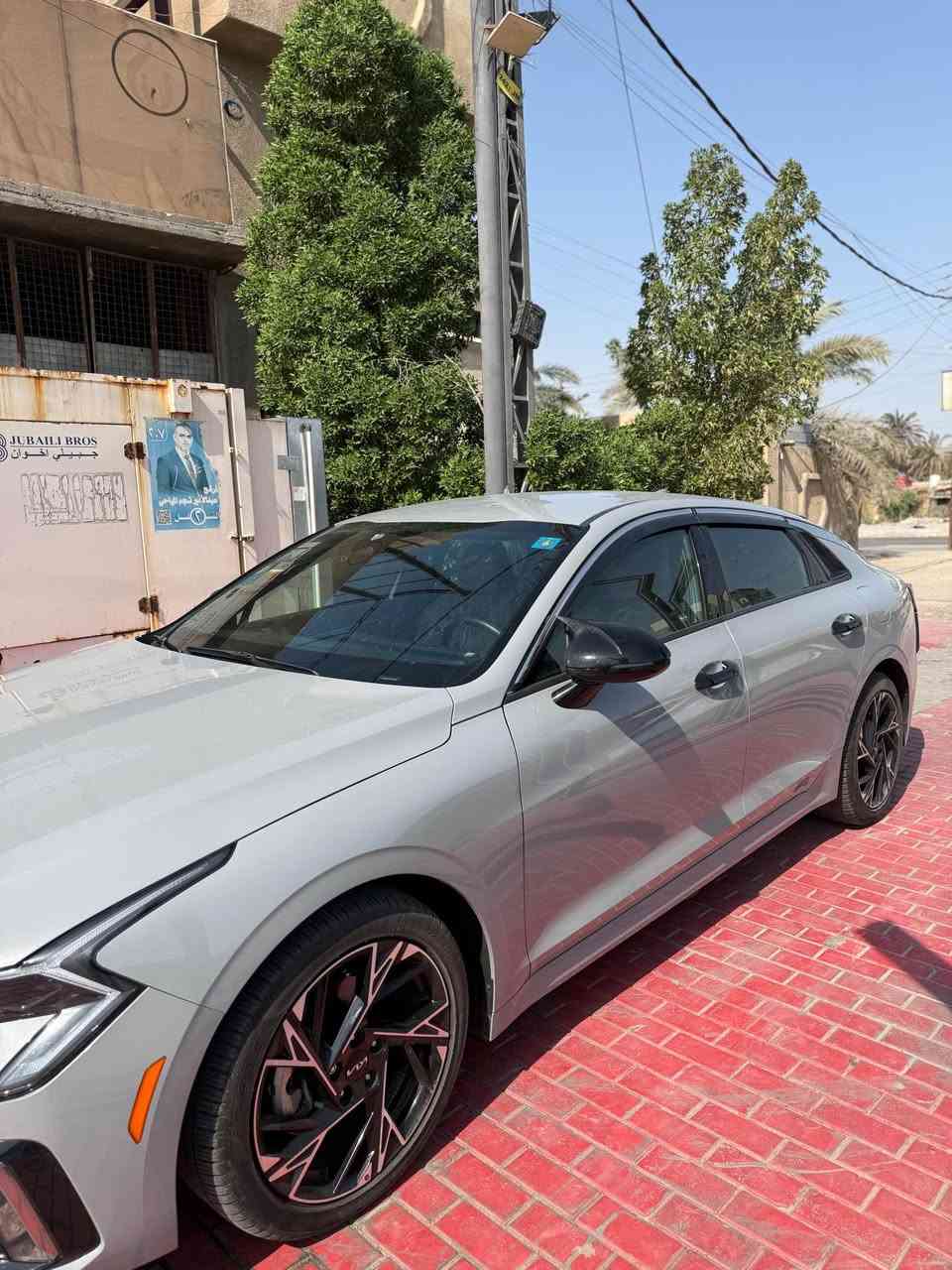 كي فايف للبيع او للمراوس موديل 2026  رقم شهداء اللون اسمنتي السياره فول مواصفات ماعدا البانورما حادثها المدكر الخلفي وراجع نفسيته وقليل من الباب السياره جاهزه للاخير داخل جلد احمر  السياره ماشيا 10 الاف ميل بعدها زيرو  للاستفسار *********** البصرة, العراق
