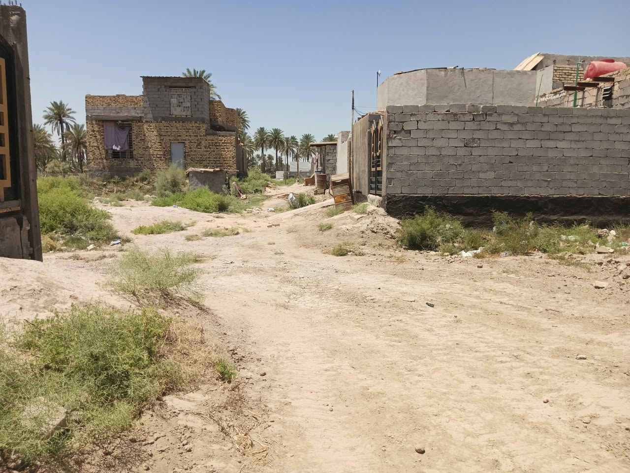 *********** السلام عليكم قطعه 300 متر للبيع العنوان طويريج كربلاء على على طريق الجوال قرار المحكمه سنه 25 قرب دهينه ابو علي الشهيره فرع الماء العارض كافه خدمات ماي وكهرباء مولده
