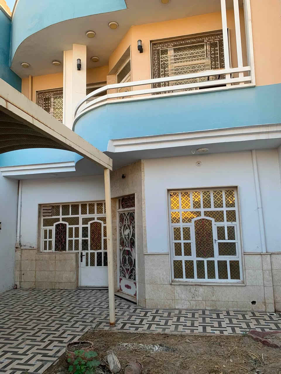 للإيجار 
بيت بمساحة 200 م طابقين 
أربع غرف نوم ،، ضيوف  ،، صالة  ،، مطبخ  ،، خدمات  ،، كراج  وحديقة . 
سبعة نيسان المدخل الجديد  مجاور  معهد  كويا  بنفس الشارع 
الايجار  650  الف 
***********
