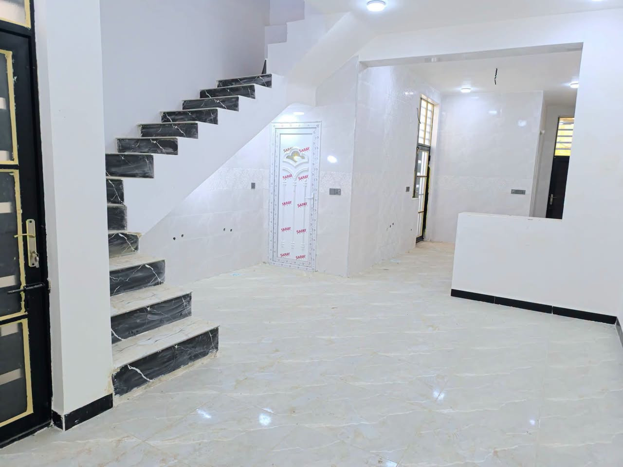 المساحه 110 متر  مناسب جدآ بناء ممتاز ودرجه أولئ 
💰 السعر:44مليون (قابل للتفاوض)
🏗️ البناء: طابوق  جمهوري
🏠 الأساس والسقف: صب كونكريت مركزي 

مواصفات البيت:
✅ غرفة نوم 1 🛏️
✅ أستقبال 
✅ صالة 🛋️
✅ مطبخ 🍽️
✅ صحيات 🚿

الخدمات المتوفرة:
🔹 ماء 💧
🔹 كهرباء ⚡
🔹 شوارع مبلطة 14 متر  🚗
🔹 مدارس قريبة 🏫
🔹أنترنيت ضوئي 
🔹 خط مولده 
📍 الموقع: النجف – حي ميسان، شارع الزوار 
قرب شارع 60 
📜 طابو زراعي (إقرار محكمة)

📞 للتواصل: ***********
