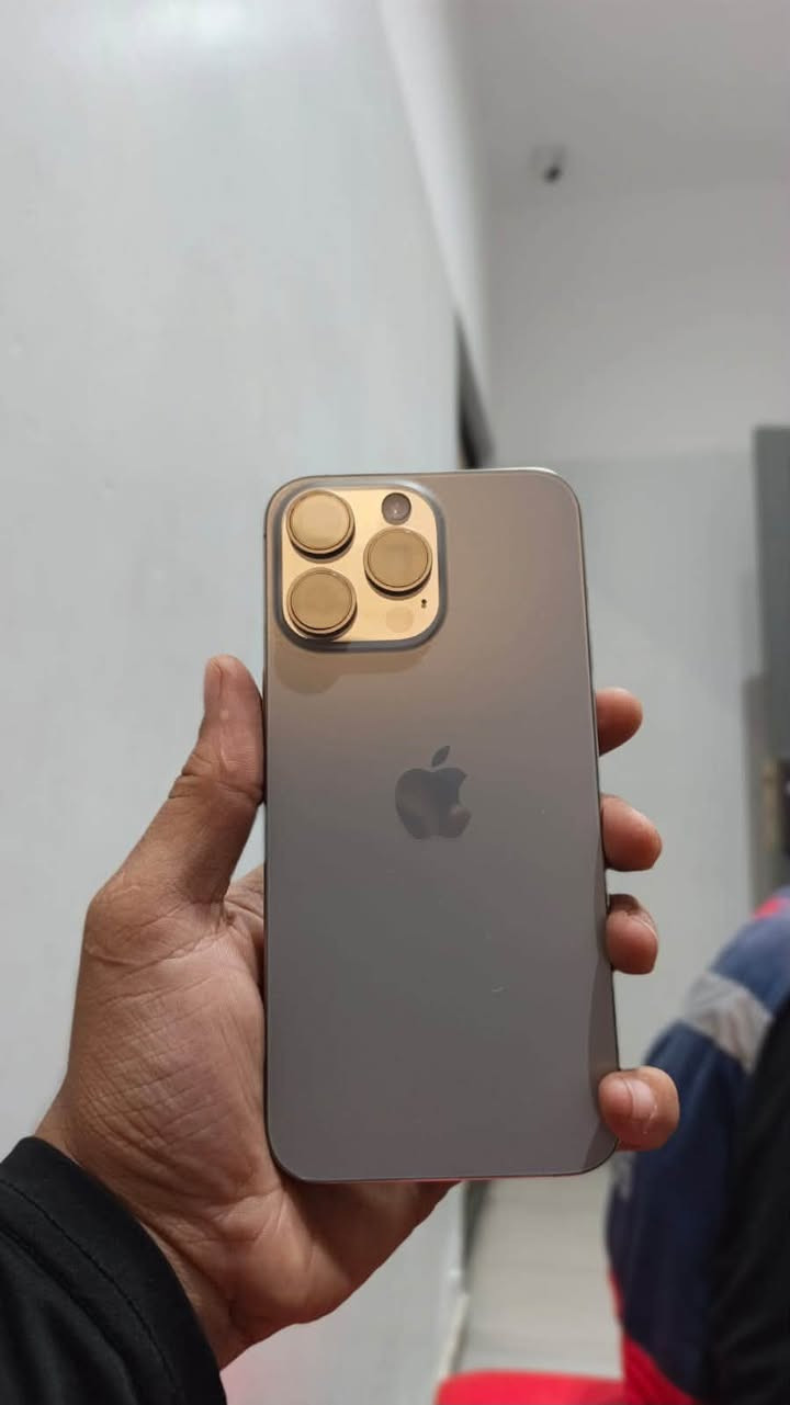 السلام عليكم
ايفون 15 pro max 
256GB
88🔋
مكفول من كلشي لا مفتوح ولا مصلح
مكاني بغداد الدورة
السعر مليون
***********
