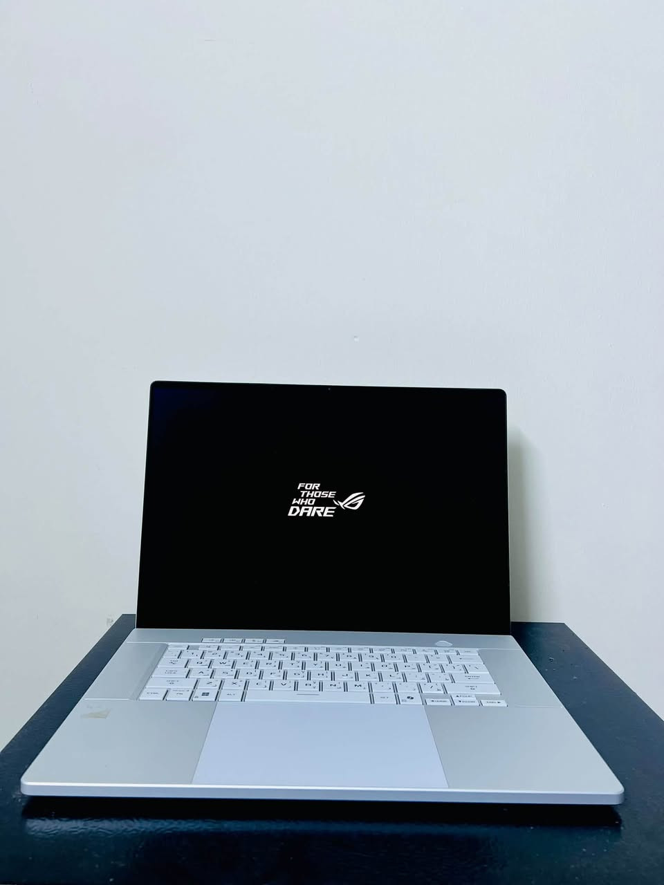 للبيع وحش التصاميم والمونتاج والألعاب: ASUS ROG Zephyrus G16 (2025)
الجهاز نظيف جداً استخدام شهر واحد فقط! مع ضمان وكالة النبع لمدة سنة كاملة 📜.

كارت الشاشة (GPU): NVIDIA® GeForce RTX™ 5090 اللابتوب مع ذاكرة GDDR7 وتقنية Dynamic Boost (أعلى أداء للرندر، الألوان، والـ 3D).

المعالج (CPU): Intel® Core™ Ultra 9 (إصدار 386H / 285H) قوي جداً للبرامج الثقيلة والمعالجة السريعة.

الشاشة: 16 إنش دقة 2.5K (2560 × 1600) OLED ROG Nebula / Nebula HDR وتردد 240Hz مع G-SYNC (ألوان دقيقة 100% ومثالية للمونتاج).

الرام (RAM): يصل لـ 64GB LPDDR5X بسرعة 8533 MHz.

التخزين (SSD): يصل لـ 2TB PCIe® NVMe M.2 SSD.

الاتصال: Wi-Fi 7 و Bluetooth 5.4.

الوزن: خفيف وسهل التنقل (تقريباً 1.85 

كغم).

📌 تفاصيل إضافية:

الحالة: بحالة الزيرو (استخدام شهر واحد فقط).

الضمان: ضمان وكالة النبع سنة كاملة.

مكاني : بغداد

للتواصل: [***********/ الخاص]

نص مكتوب في الصور:
- Graphics (GPU): NVIDIA® GeForce RTX™ 5090 Laptop GPU with dedicated GDDR7 memory and Dynamic Boost.
- Processor (CPU): Intel® Core™ Ultra 9 processor (such as the 386H or 285H depending on the regional release/generation tier).
- Display: 16-inch 2.5K (2560 x 1600) OLED ROG Nebula or Nebula HDR display with a 240Hz refresh rate and G-SYNC support.
- Memory (RAM): Up to 64GB LPDDR5X (8533 MHz) onboard.
- Storage: Up to 2TB PCIe® NVMe M.2 SSD storage (with dual M.2 slots available on select builds).
- Connectivity: Wi-Fi 7 and Bluetooth 5.4.
- Weight: Approx. 1.85 kg (4.1 lbs). ROG +7