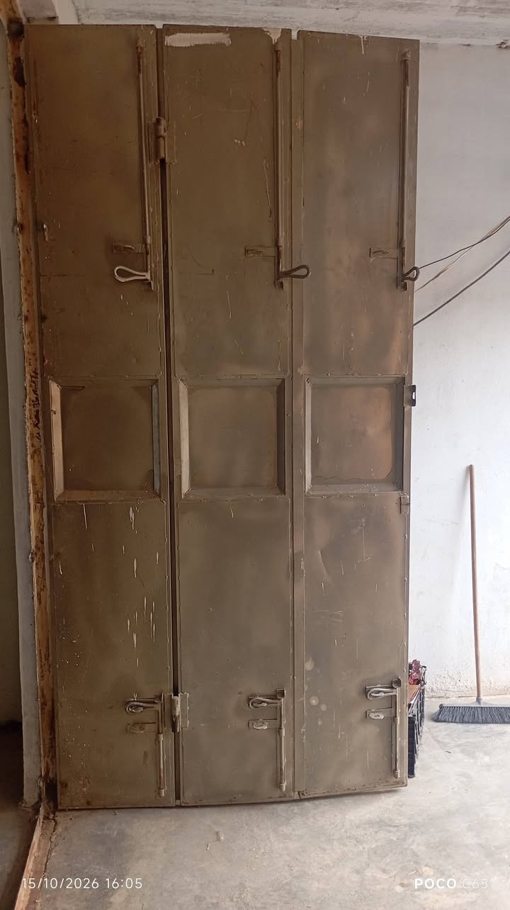 باب محل • للبيع
