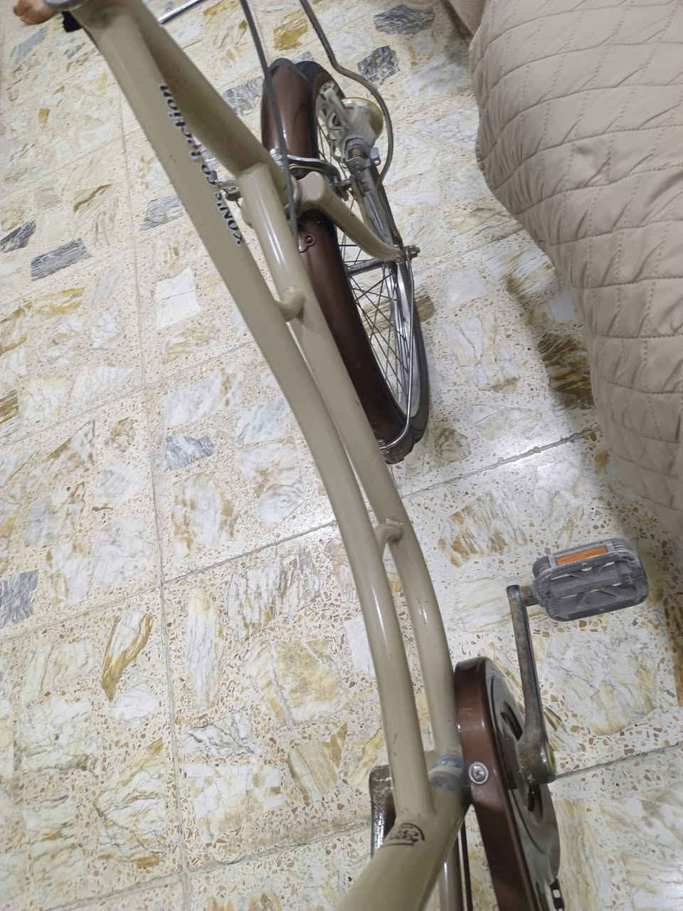 يا الله باسكل حجم 20 تكسي  ياباني اصلي تاير امامي خط جوزي اصلي بريكات بالمكان مبدل بي تاير خلفي ويا لايت شغال كامل مكمل البايسكل سيبايه عضم قويه ونضافه فول سعر بلاش 75 وبي مجال بسيط مكاني بالبياع شارع 17 بالنهايه للتواصل واتساب *********** الي يريد حجم 26 موجود عندي بنفس السعر

