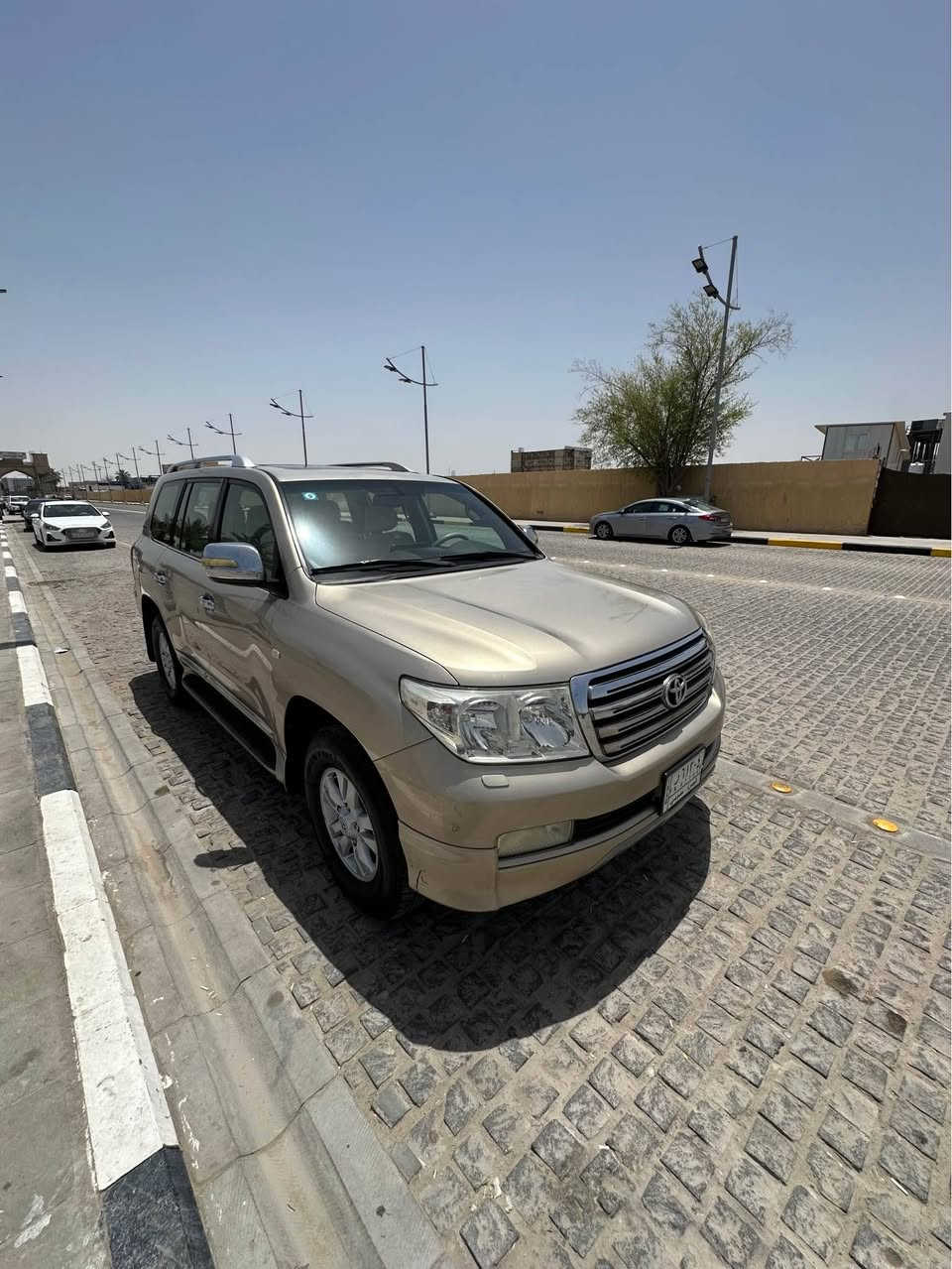 لاندكروز 2009 لون ذهبي 6 سلندر بريميه ام الطفايه رقم بصره بأسمي سنويتها لل 2029 السياره مكفوله كفاله عامه من الصبغ والضربه حتى الدعاميات مكفولات كل شي بيها على وضع الشركة عدا البنيد مرشوش كلير اثر جراد بسيط حداديه جديده طخم تاير تبريد 3 قطع ثلج 
السعر المطلوب 270 ورقه او مراوس بلاندكروز احدث وانطي فرق مكان السياره البصره 
للتواصل ***********
