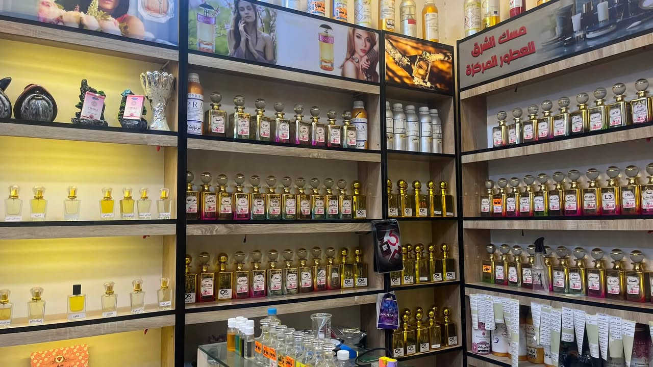 السلام عليكم
بيع غراض فقط 
يحتوي على 150 عطر 
مع مسكات جسم و معطرات جسم و مخمريات جسم 
وعطور جاهزة 
ومباخر كهربائية مع بخور واعواد بخور 
و معطرات جو 
المحل بيع غراض فقط فقط 
سبب البيع لعدم التفرغ 
للاستفسار واتساب 
***********
