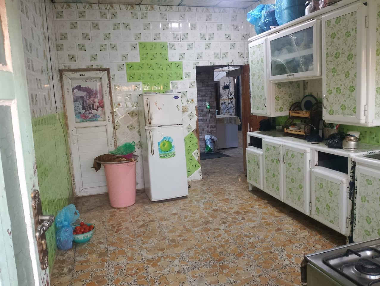 يتوفر بيت للبيع مساحه 150 متر غرفتين وصاله ومطبخ و استقبال البناء طابوق جيري الموقع بداية محمد حسن اول شارع السعر 35 مجال قليل
***********
