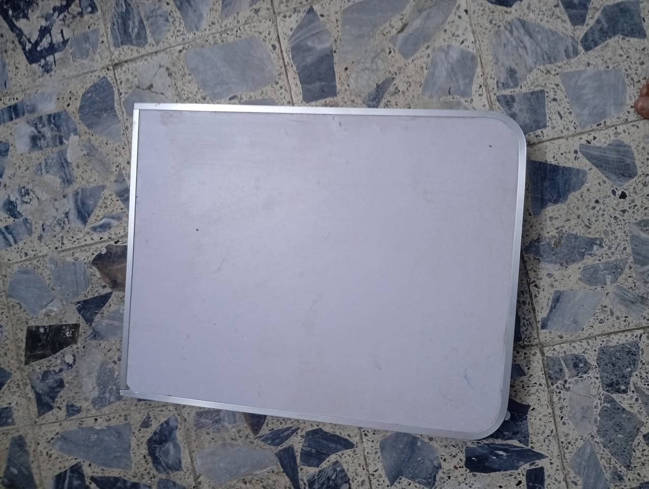 ميز للبيع قابل للطي السعر ٣٠ الف 
وكما موضح بالصور 
العنوان بغداد بلديات الصحفيين 
***********

