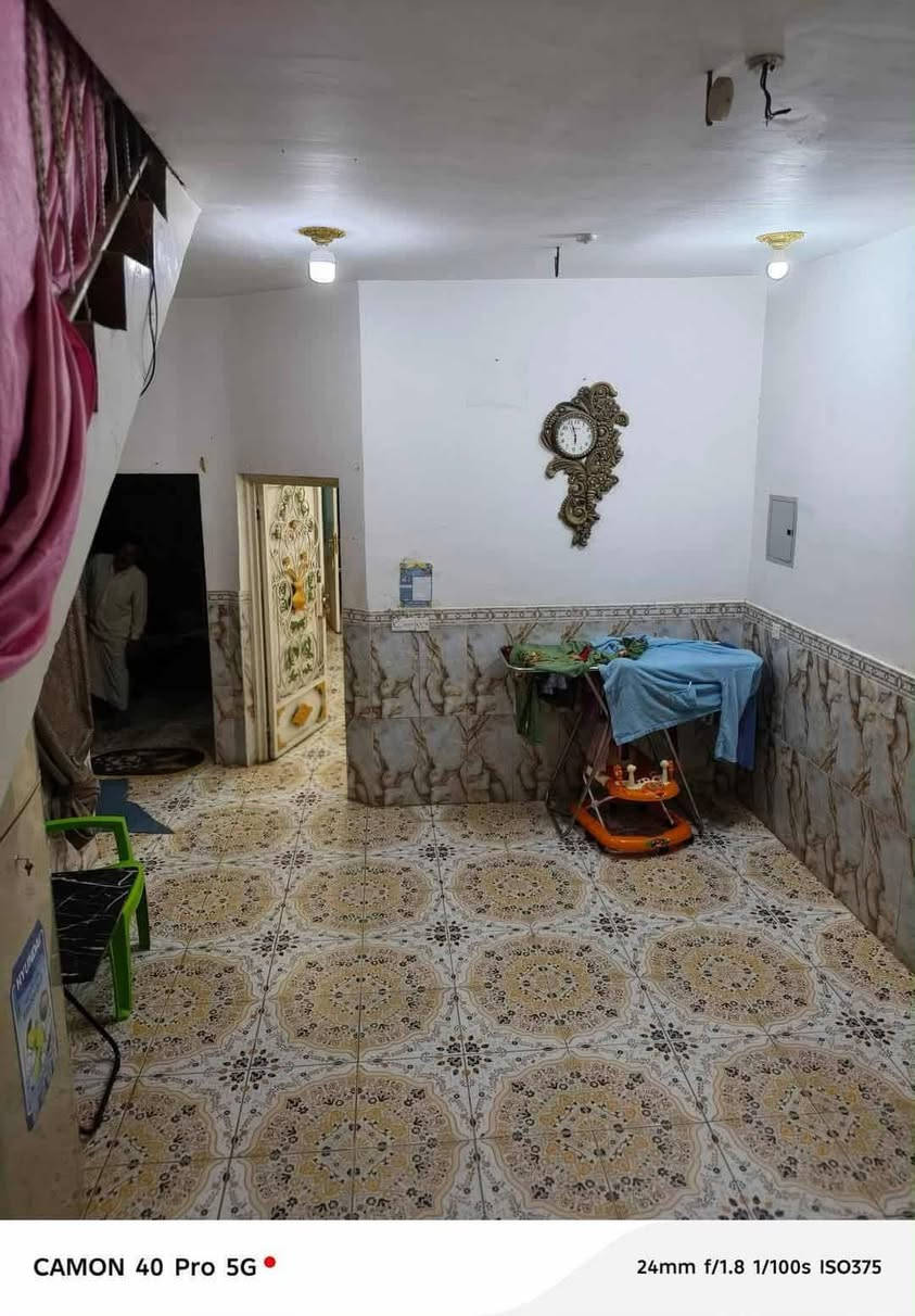 بيت بلحكم للبيع، ١٢٥ مترًا، غرفه نوم، مطبخ، براني، وصالة، صحيات داخلية وخارجية، وطارمة، مع الطابق الثاني صالة كبيرة ومغاسل. البيت خلف الجان الطبية أو مركز الشرطة، حي الجمهوري. للتواصل ***********
