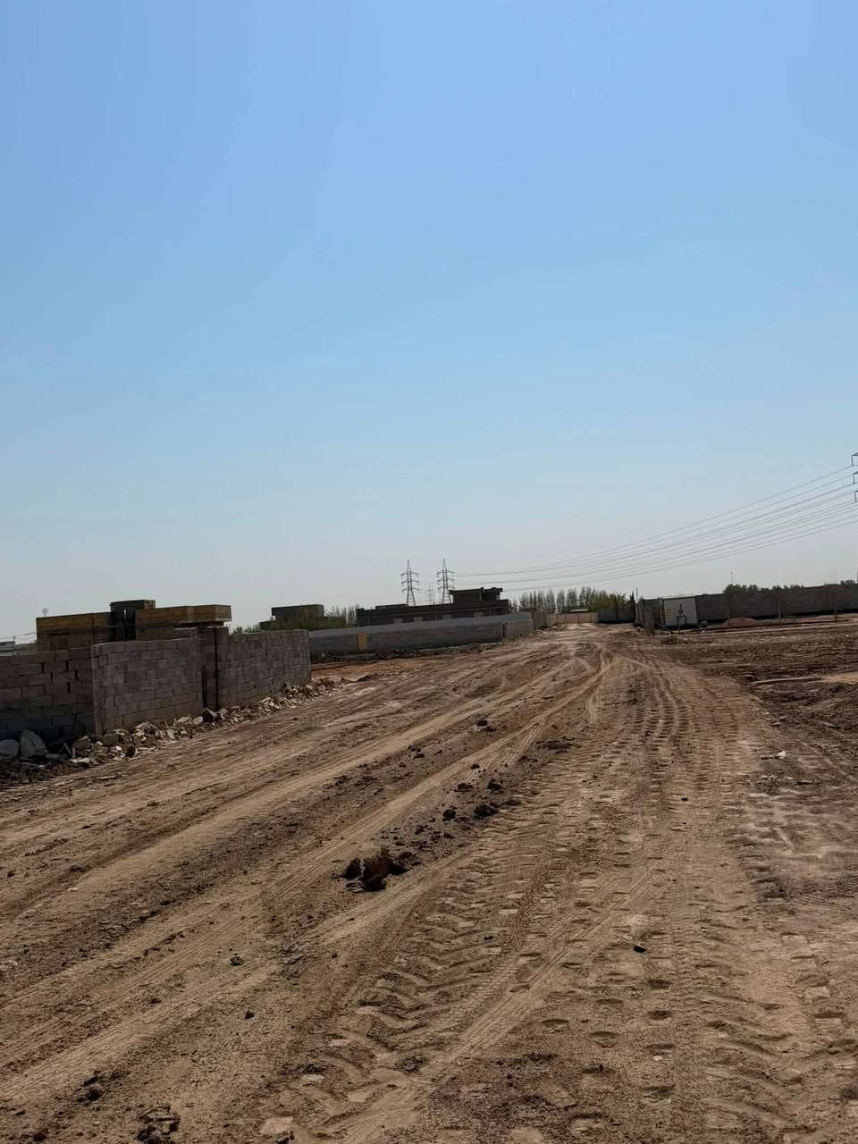 🏡 فرصة مميزة للبيع | حي الجامعة – الديوانية ✨

📍 الموقع: حي الجامعة، مجاور مجمع حيدر ابن حجي هندي
📐 المساحة: 200 م²
📏 الواجهة: 10 متر
📌 الموقع: بصف الركن 💎
📄 السند: سند 25

🏗️ المنطقة قيد الإنشاء والتطوير
💧 ماء
🚿 مجاري
🌧️ تصريف مياه الأمطار
🛣️ تبليط

✨ قطعة أرض بموقع استثنائي، مناسبة للسكن أو الاستثمار، ضمن منطقة تشهد نمو وتطور عمراني مستمر.

📞 رقم الهاتف: ( *********** )
📩 للاستفسار والتفاصيل والسعر: مراسلة خاصة
