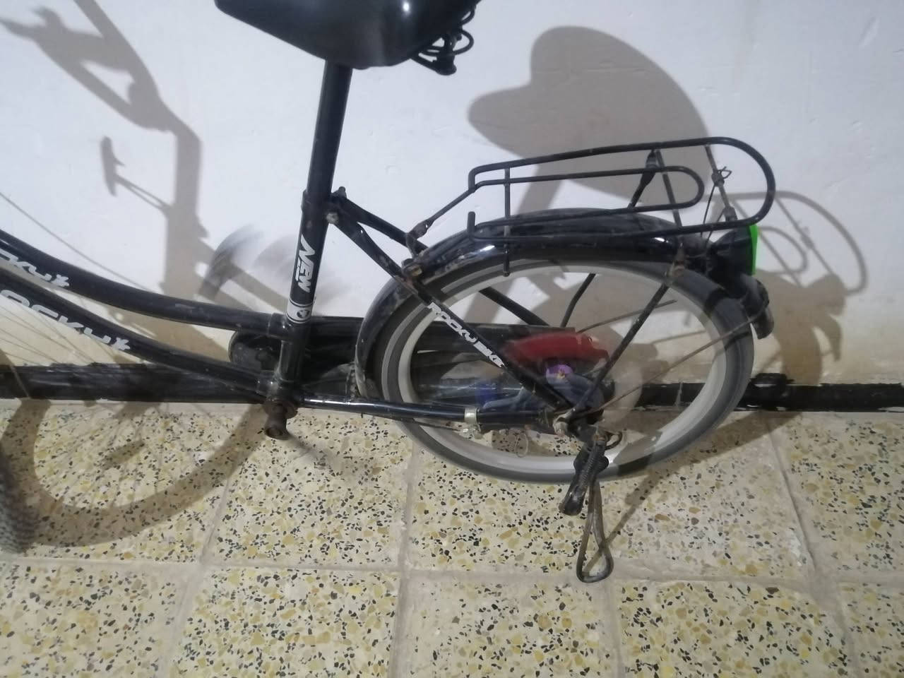 السلام عليكم باسكل للبيع بطه حجم 20 بايسكل جديد وياله وسرج نضيف كلش بس ينغسل ويه جاملغ كدام وبريك كدام ودينمو مابي نقق كامل گبل للشارع السعر 75 وبي مجال للطيبين ادخل خاص وبيك خير ودلل خاص موجود  للتوصل *********** بي واتساب
