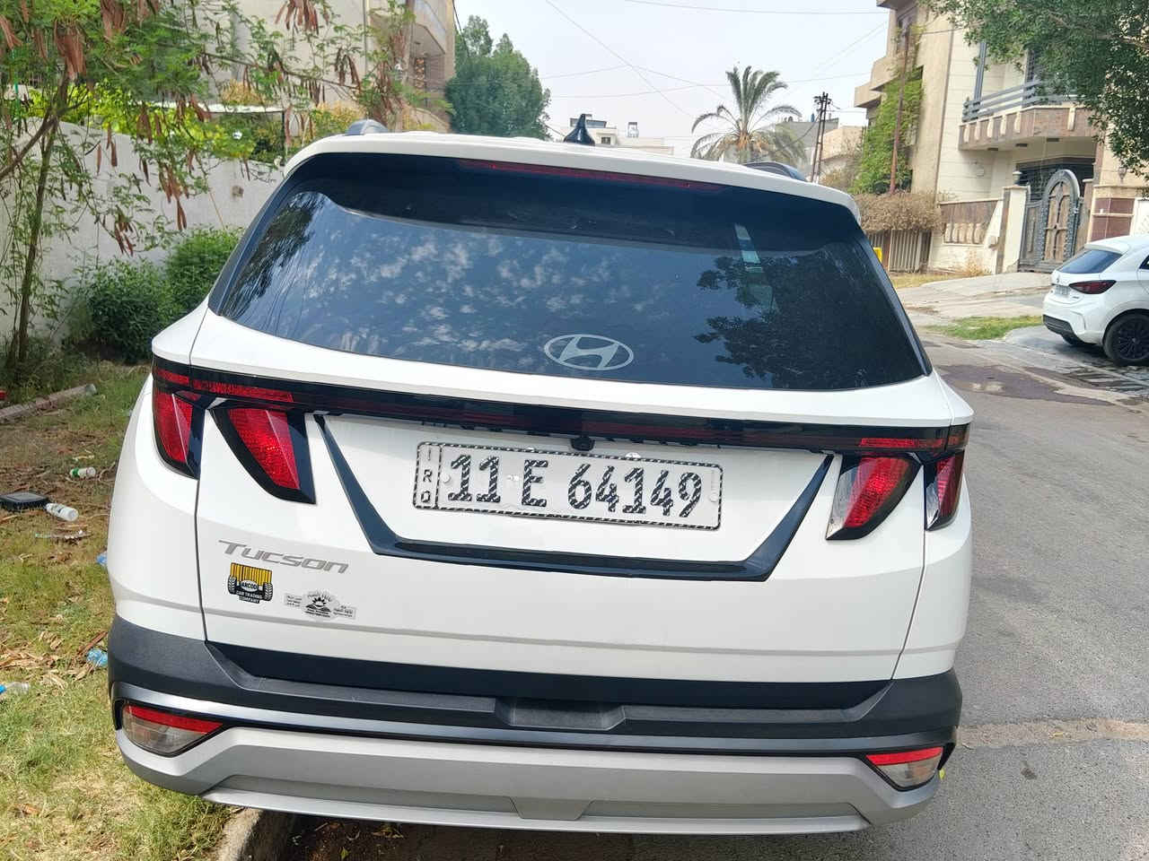 السلام عليكم 
Hyundai tucson 2025 SEL 
هونداي توكسان 2025 لون ابيض 

الضرر موضح بالصورة بچم كبس + مكانين بارد صغار 
المسافة المقطوعة :-- 9000 كيلو فقط 
المواصفات /## محرك 2500 4 سلندر 
1_لايت زينون بلادي عالي ناصي 
2_ صندوق كهرباء 
3_ رادار امامي + جوانب 
4_مانع اصتدام 
4_ اوتو هولد 
6_ نظام منحدرات
7_نظام اطفاء للمحرك بالازدحام 
8 كامرة دوارة + فول تحكم ستيرن + تحديد مسار + كروس + دشبول شاشة متصل + شاحن وايرليس + منافذ شحن سريع للهواتف + كشن كهرباء + تدفئة ستيرن 
9_ تشغيل عن بعد + تبريد قطعتين + تبريد منفصل 
10 _ بصمة تشغيل ودخول ذكي ترحيب باليدات اضوية 
جميع الايرباكات سليمة 
السيارة جبتها ماشيه 3 الف فقط على ايدي ارقة الدهن وبانزين محسن ما ناقصها اي شي 
للبيع او مراوس بأقل محتاج فرق 
مرقم شهداء بأسمي بغداد السعر (190) 
وكالة للمشتري تحويل اقل سنة ونص وتعهد للتحويل شرط( ‏‪( ***********‬‏ للاتصال + واتساب 
ملاحضة / كلشي ذاكرلك بالمنشور من سعر ومواصفات وضرر كلشي واضح الشراي يجي ويشوف وشكرا

